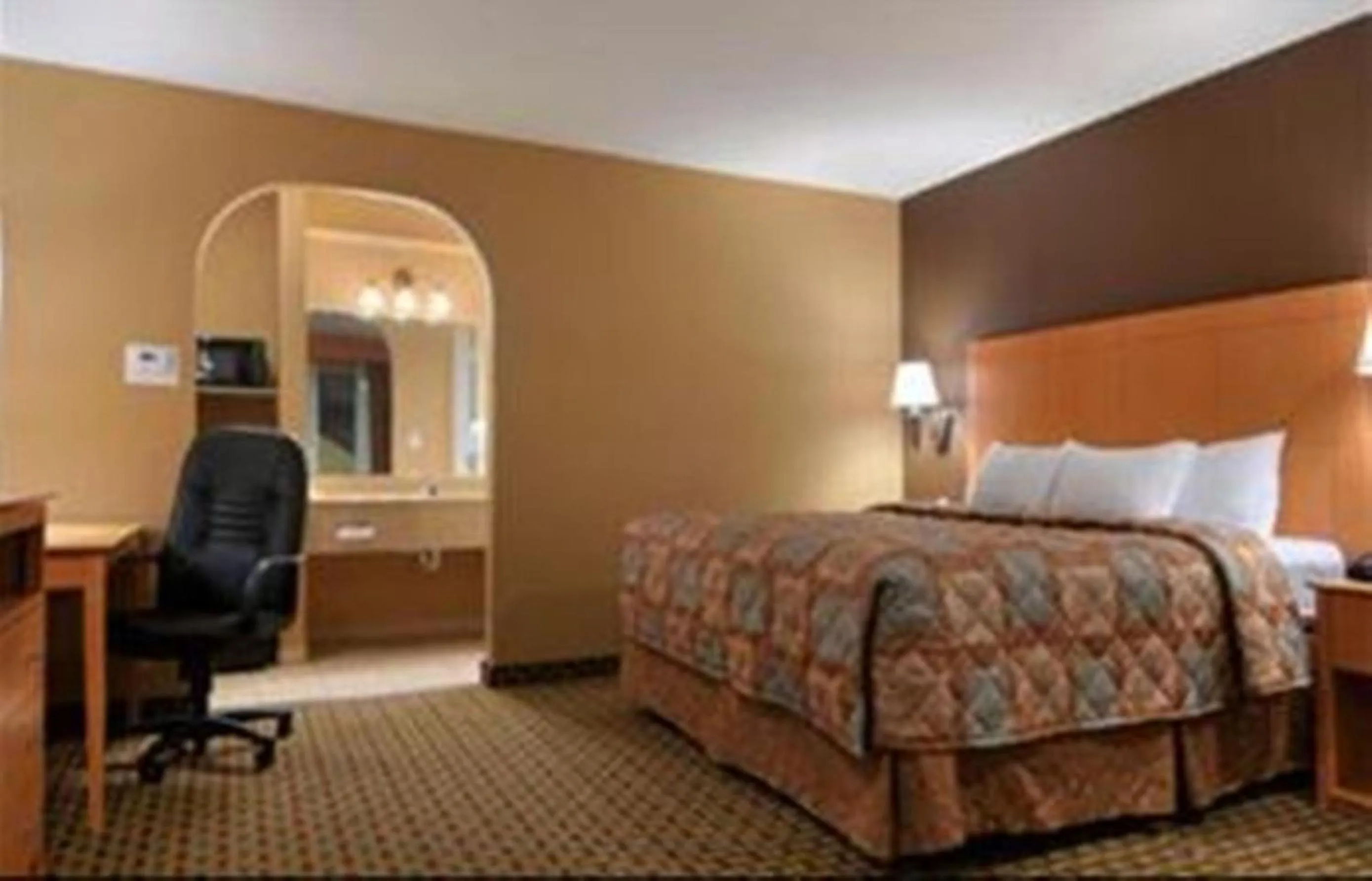 Bedroom, Bed in Days Inn by Wyndham Lubbock South