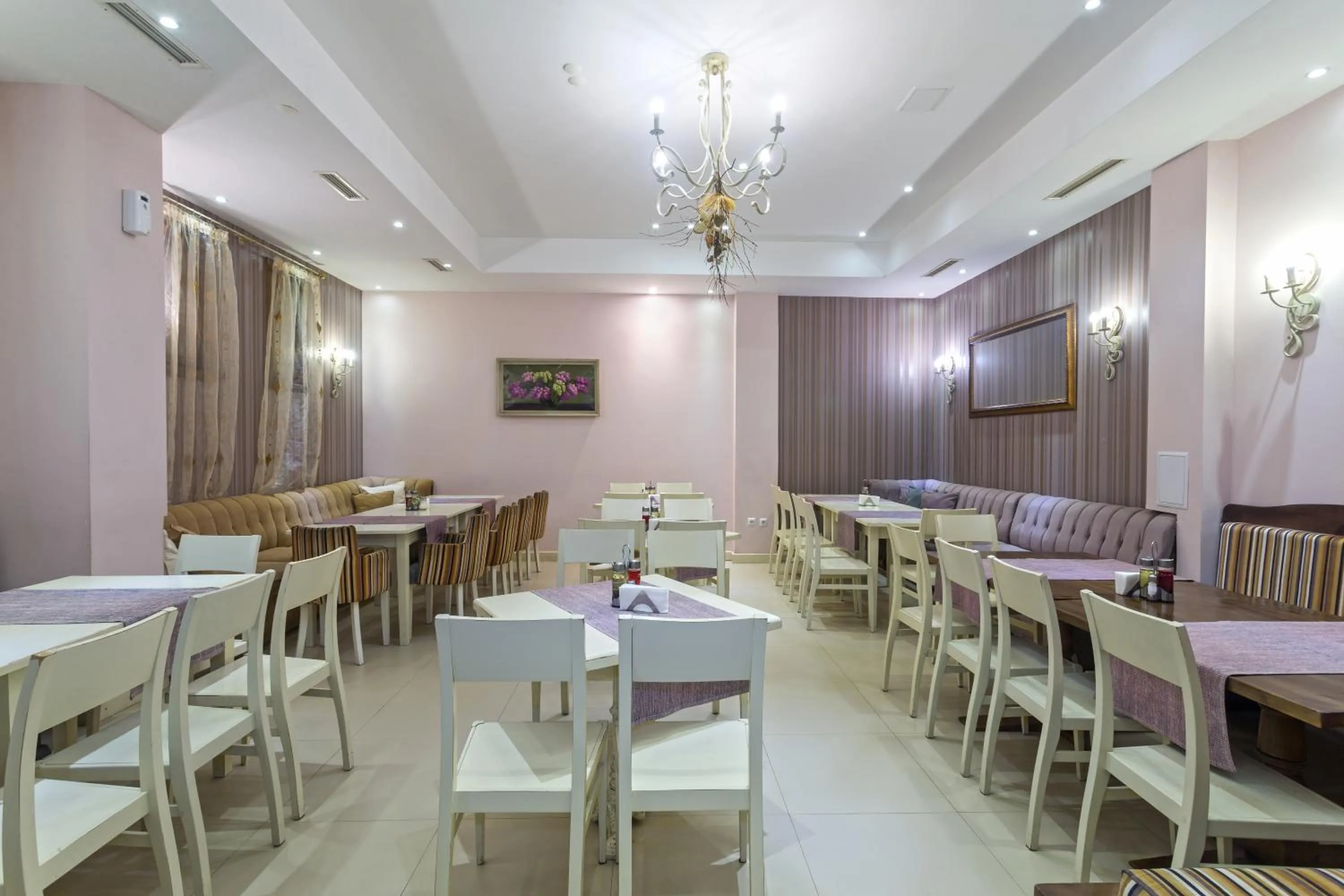 Restaurant/places to eat in Maria-Antoaneta Residence
