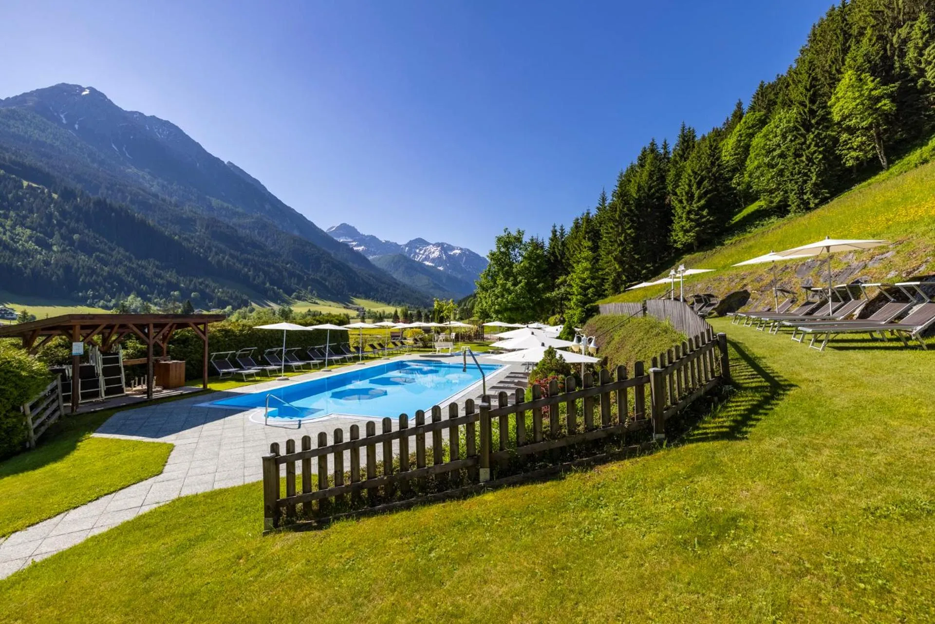 Swimming pool in Wellness-Aparthotel Montana