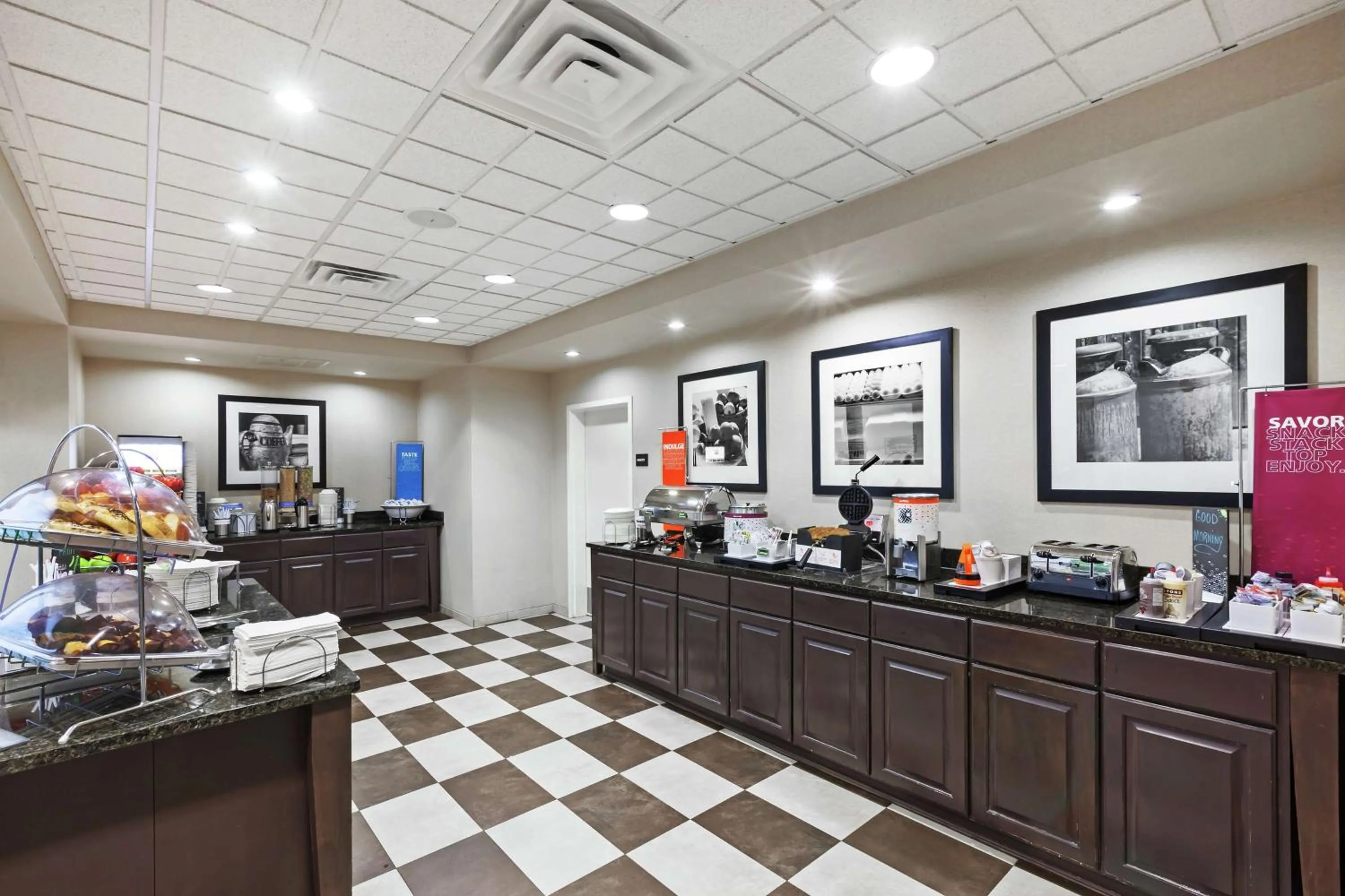 Dining area in Hampton Inn & Suites Shreveport/Bossier City at Airline Drive