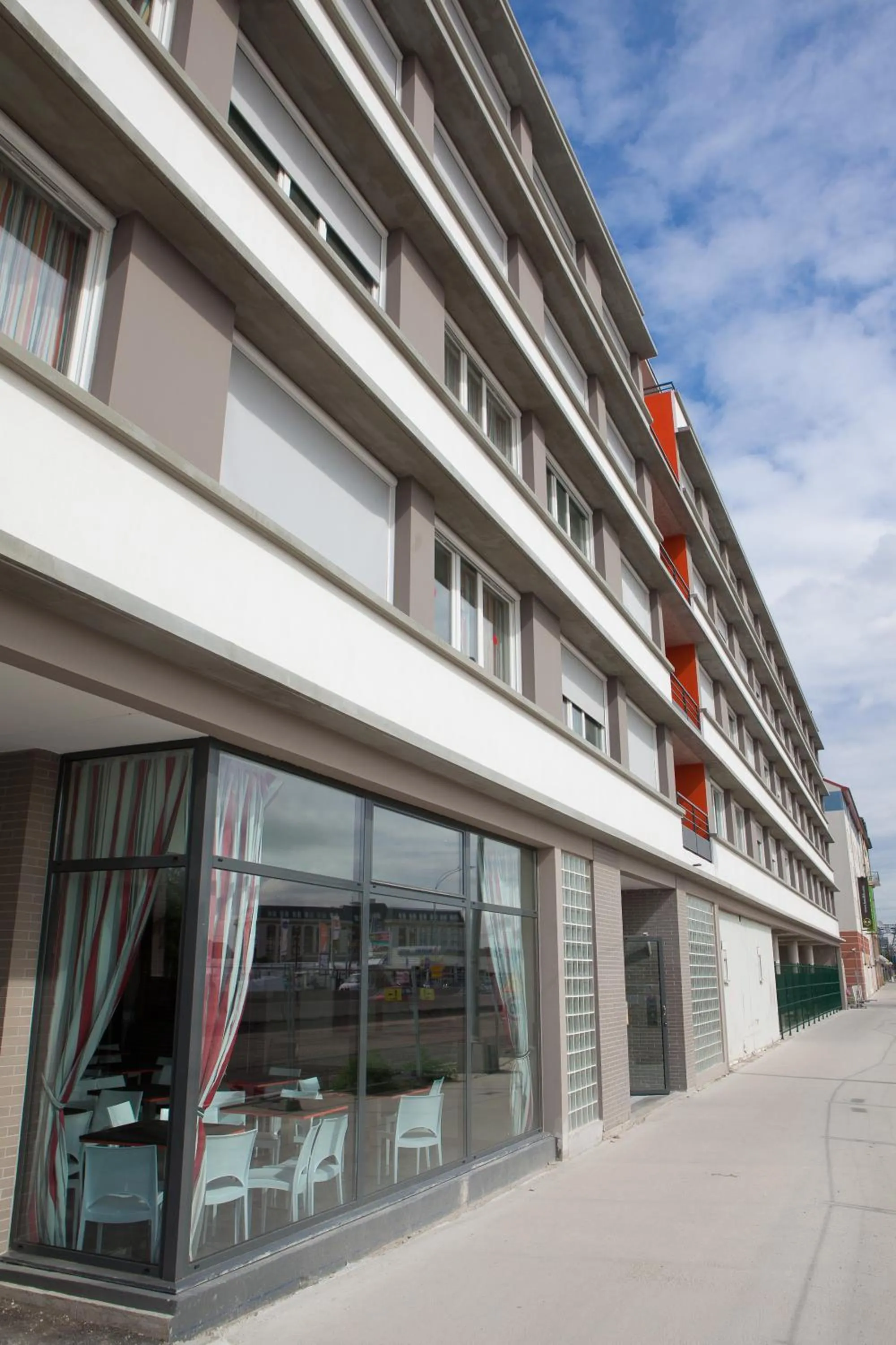 Facade/entrance in Adonis Paris Sud