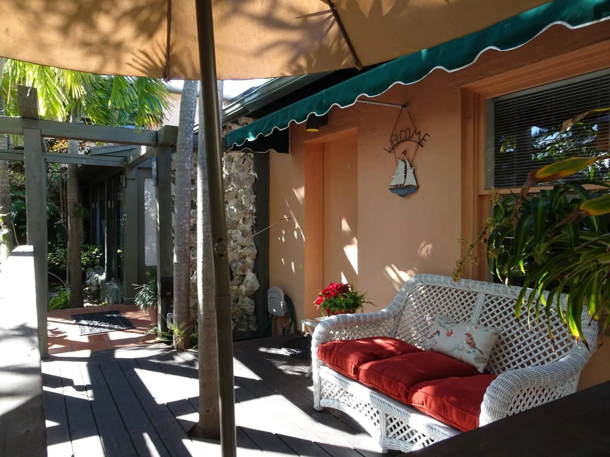 Property building in Suite Dreams Inn by the Beach