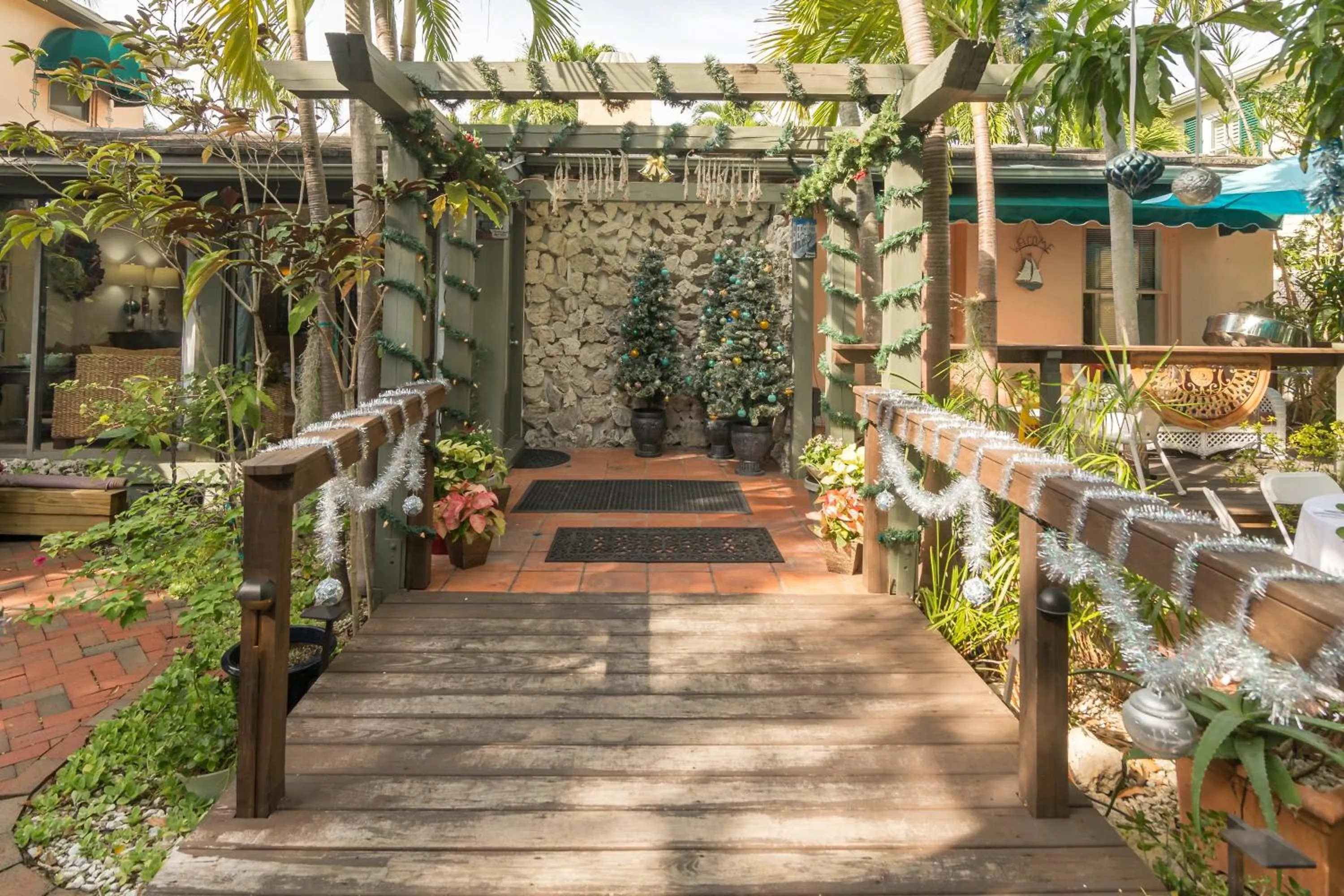 Property building in Suite Dreams Inn by the Beach