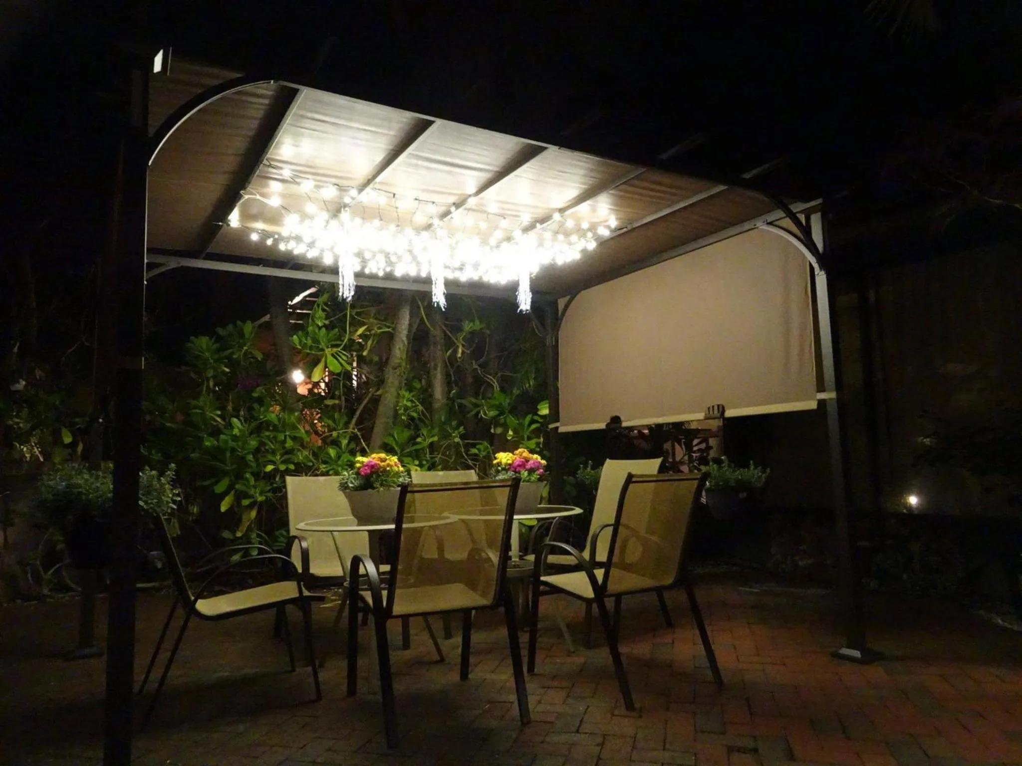 Property building in Suite Dreams Inn by the Beach