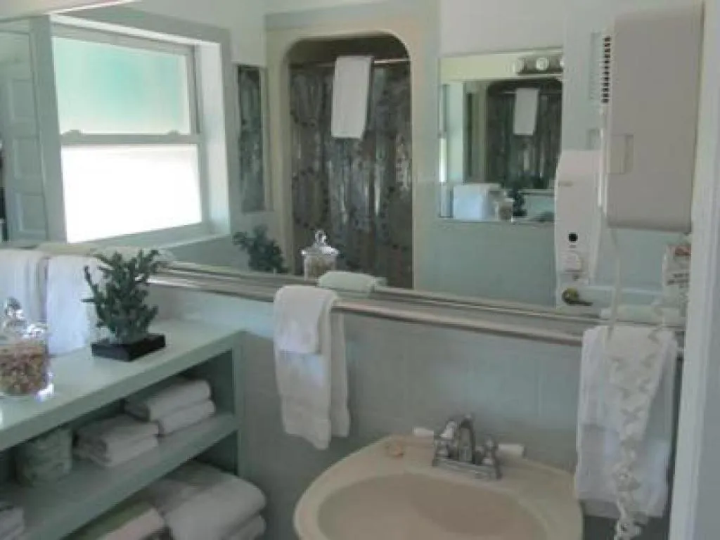 Bathroom in Suite Dreams Inn by the Beach