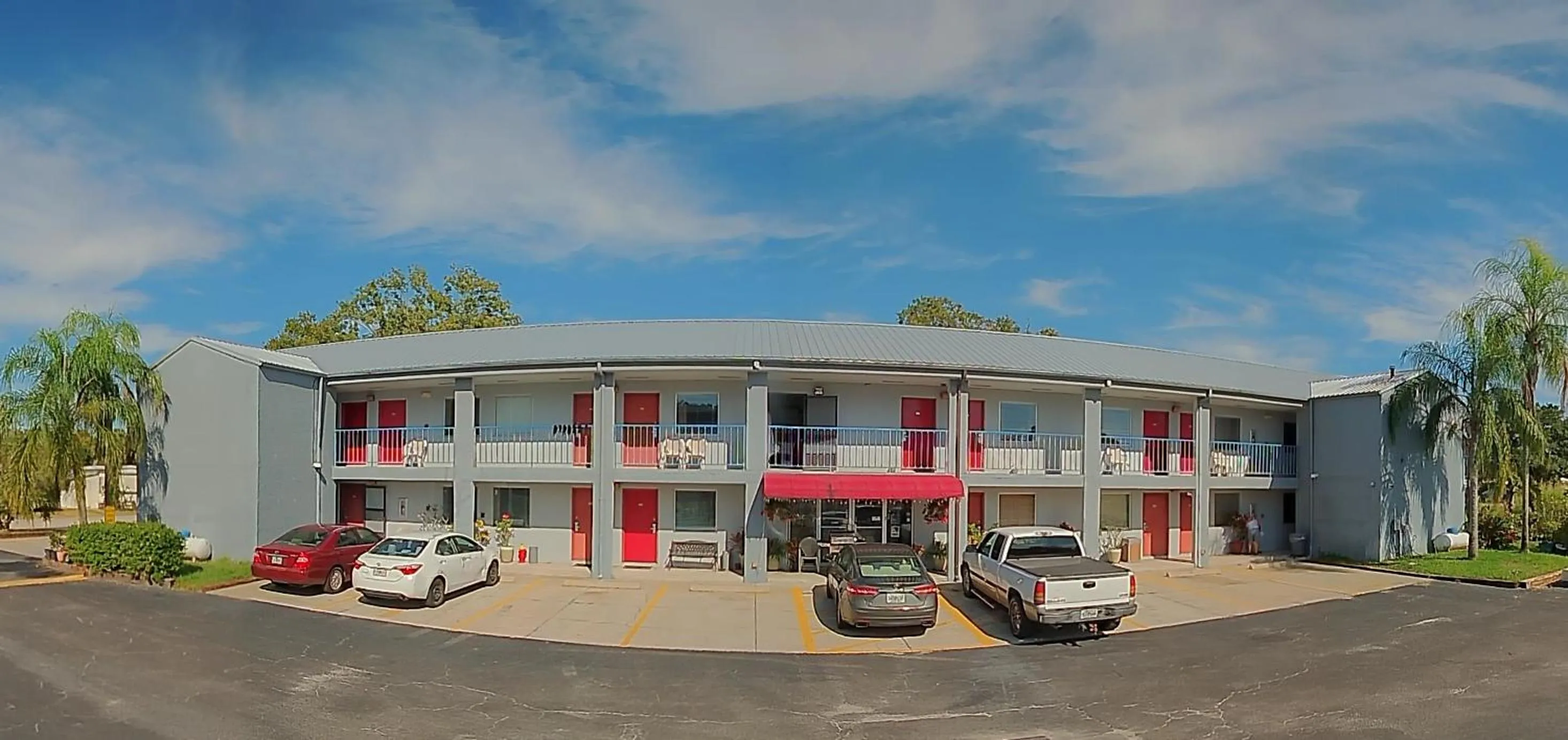Property building in Lakeview Inn & Suites Okeechobee