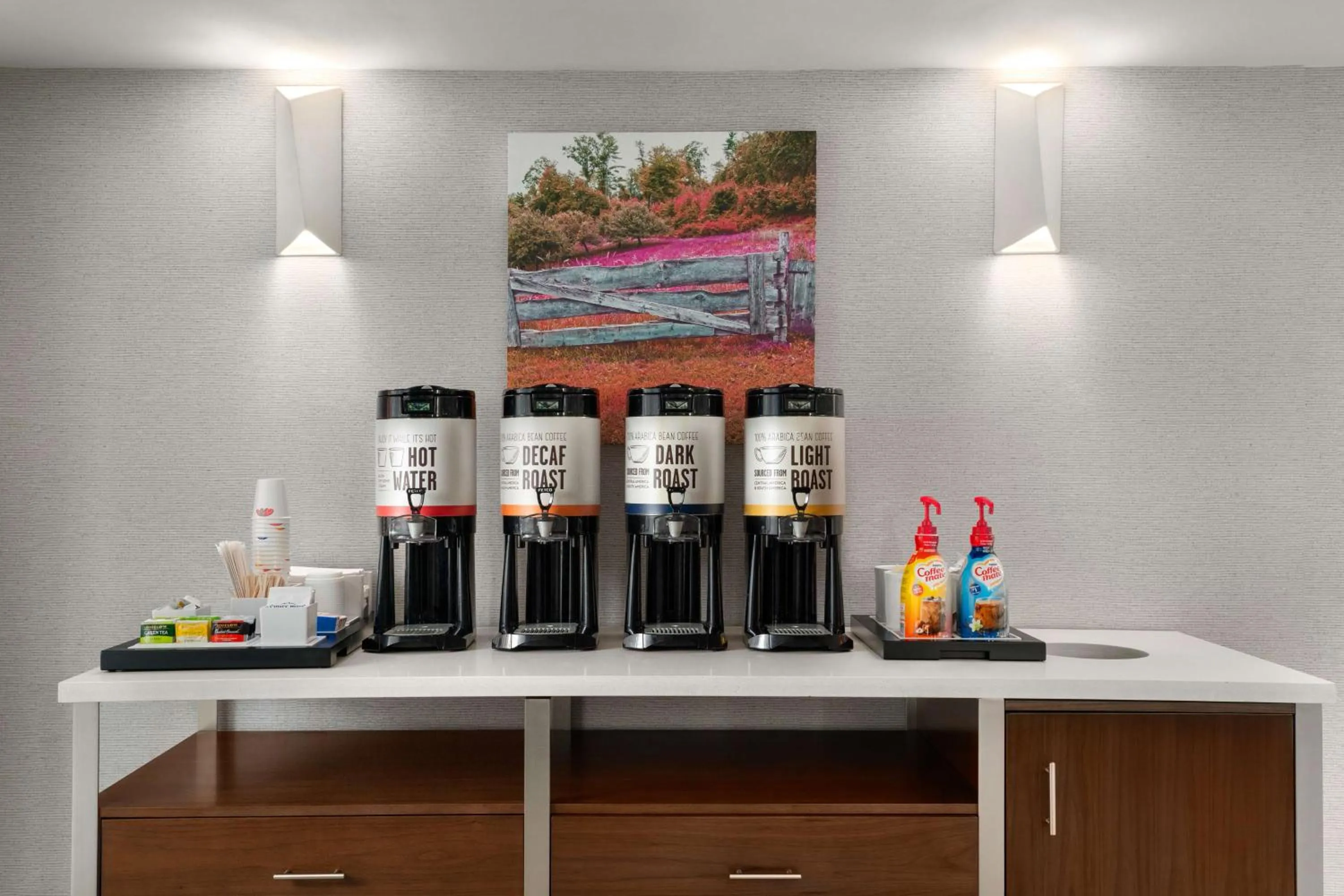 Dining area in Hampton Inn Sturbridge