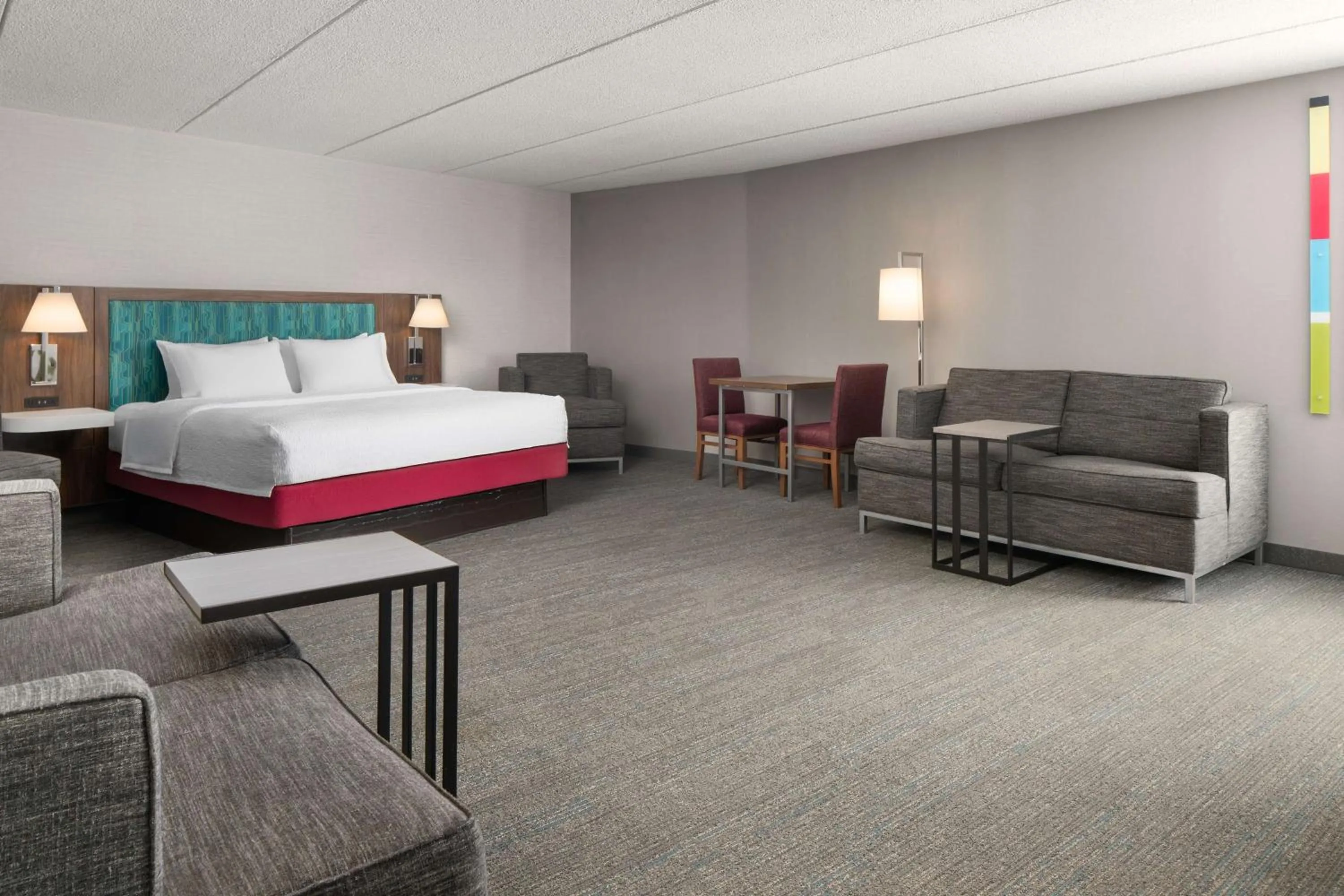 Living room, Bed in Hampton Inn Sturbridge