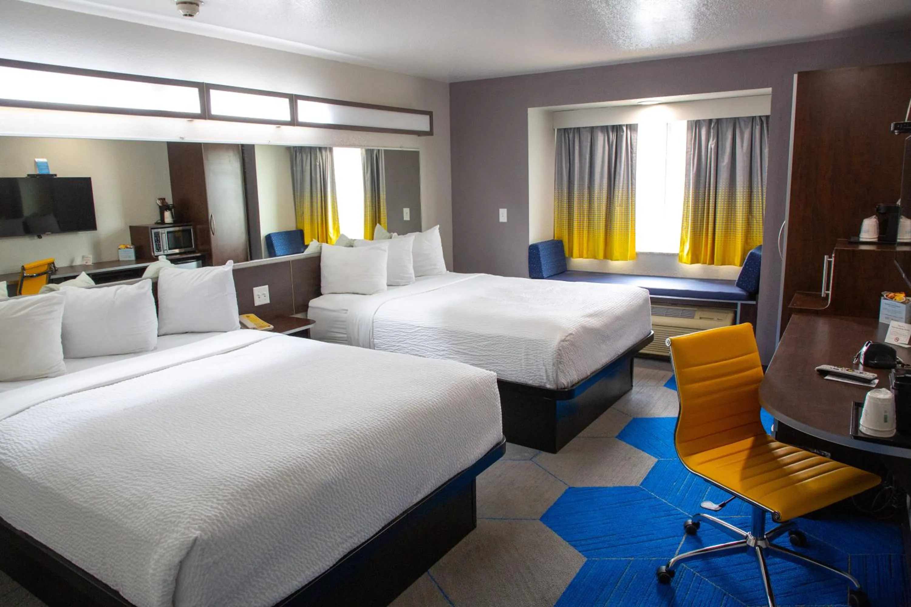 Photo of the whole room, Bed in Microtel Inn & Suites by Wyndham Searcy