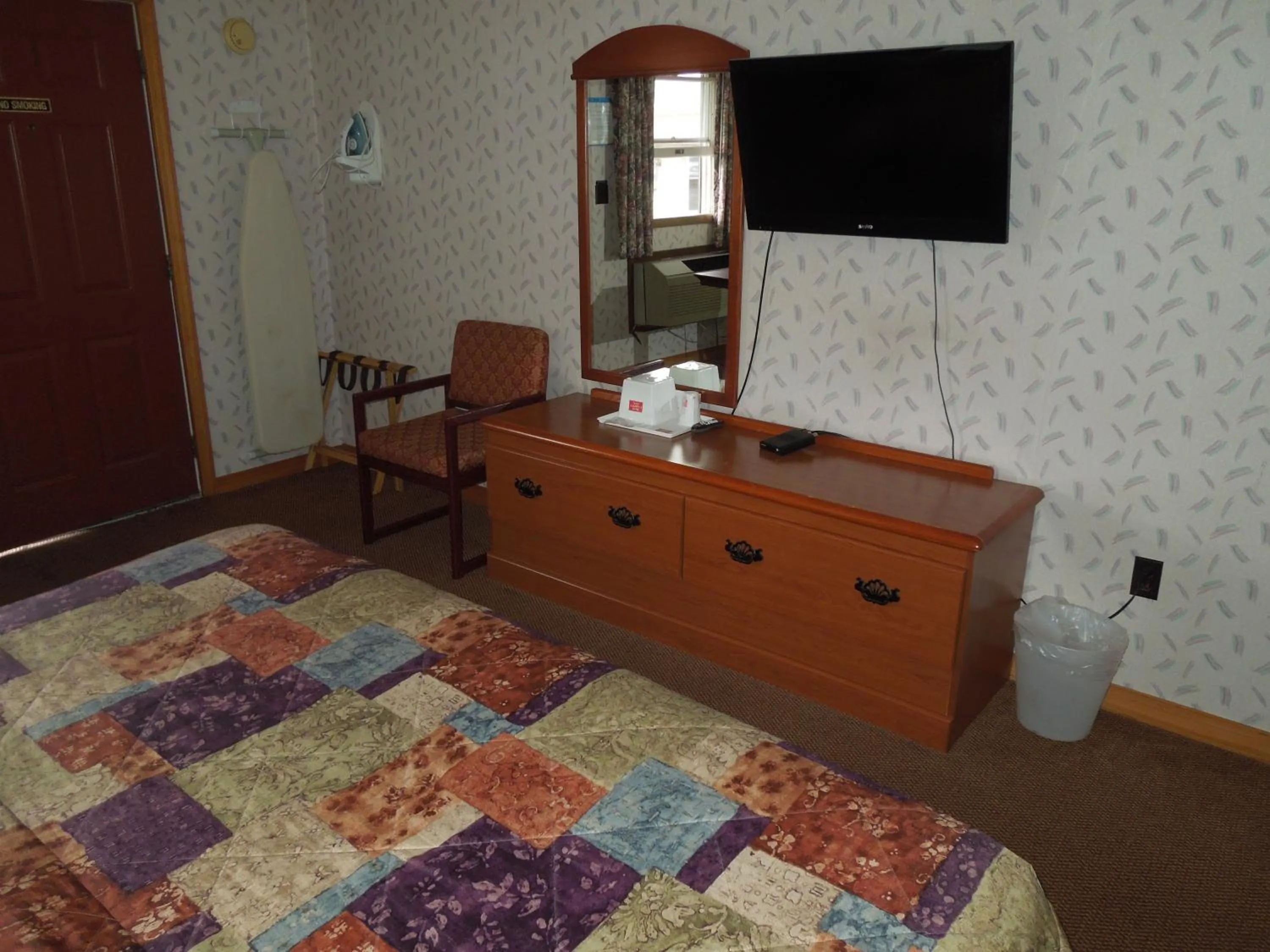 Decorative detail, Bed in Red Carpet Inn Ronks