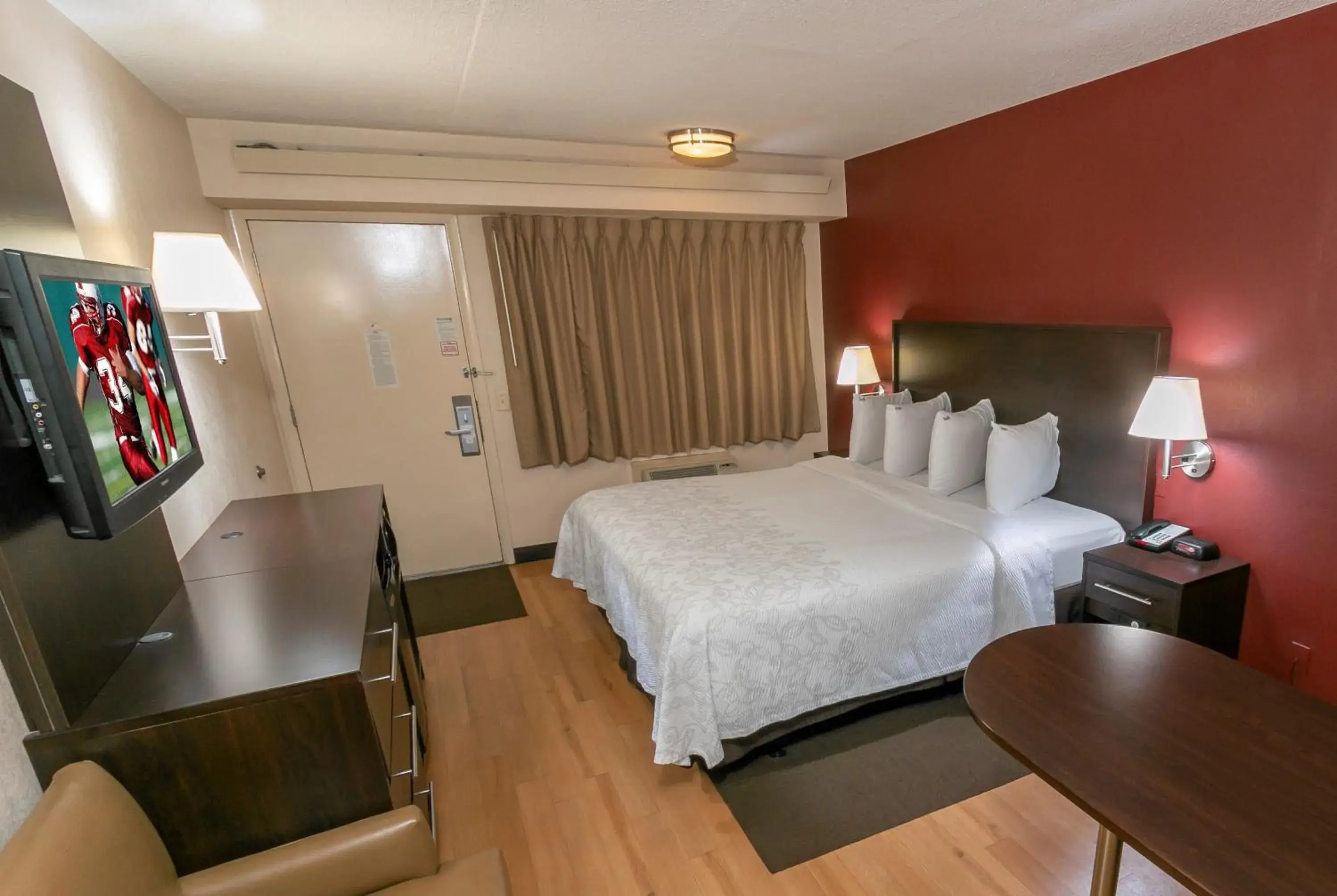 Deluxe King Room on Third Floor Smoke Free in Red Roof Inn PLUS+ Birmingham East – Irondale/Airport Deluxe King Room on Third Floor Smoke Free in Red Roof Inn PLUS+ Birmingham East – Irondale/Airport