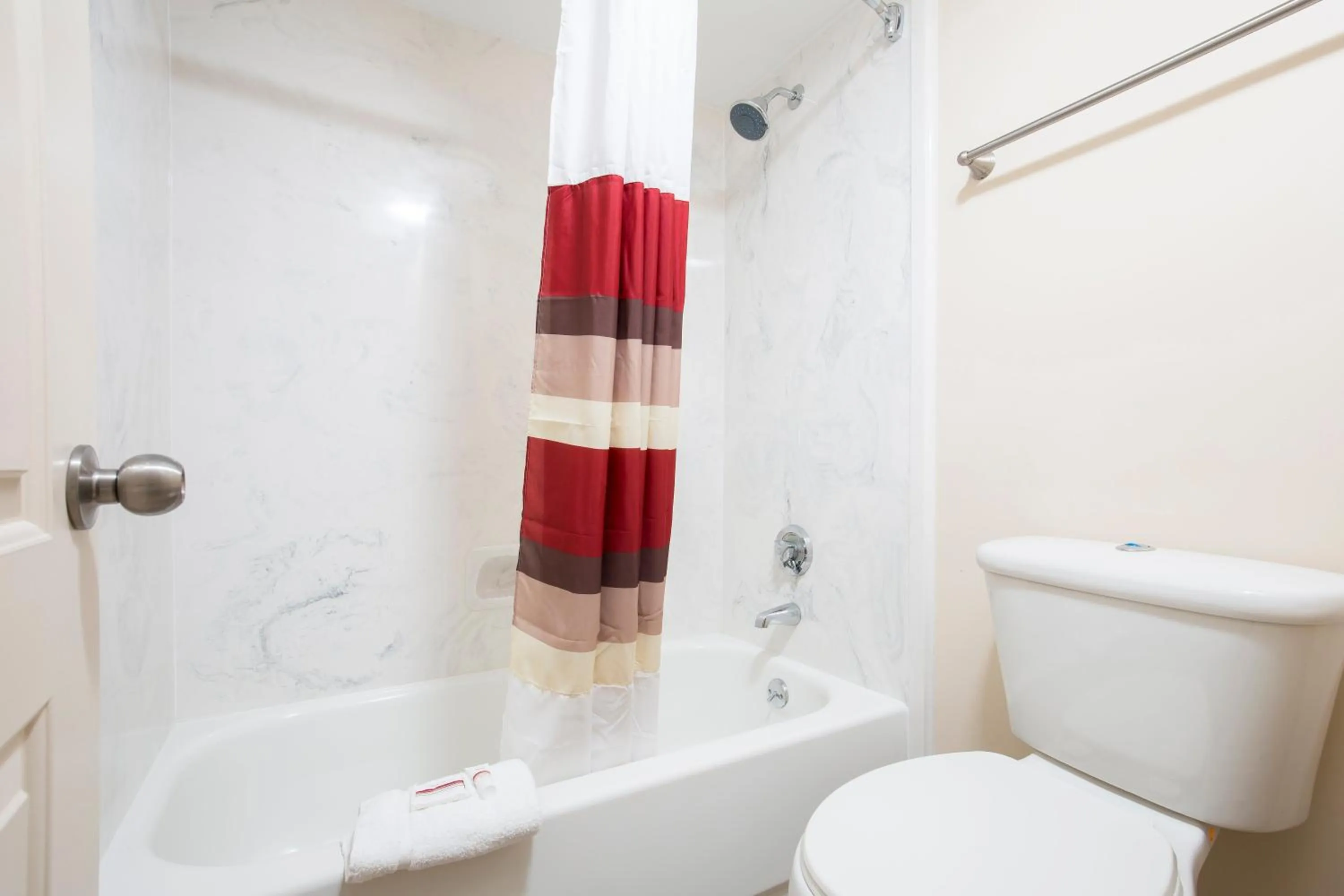 Bathroom in Red Roof Inn PLUS+ Birmingham East – Irondale/Airport