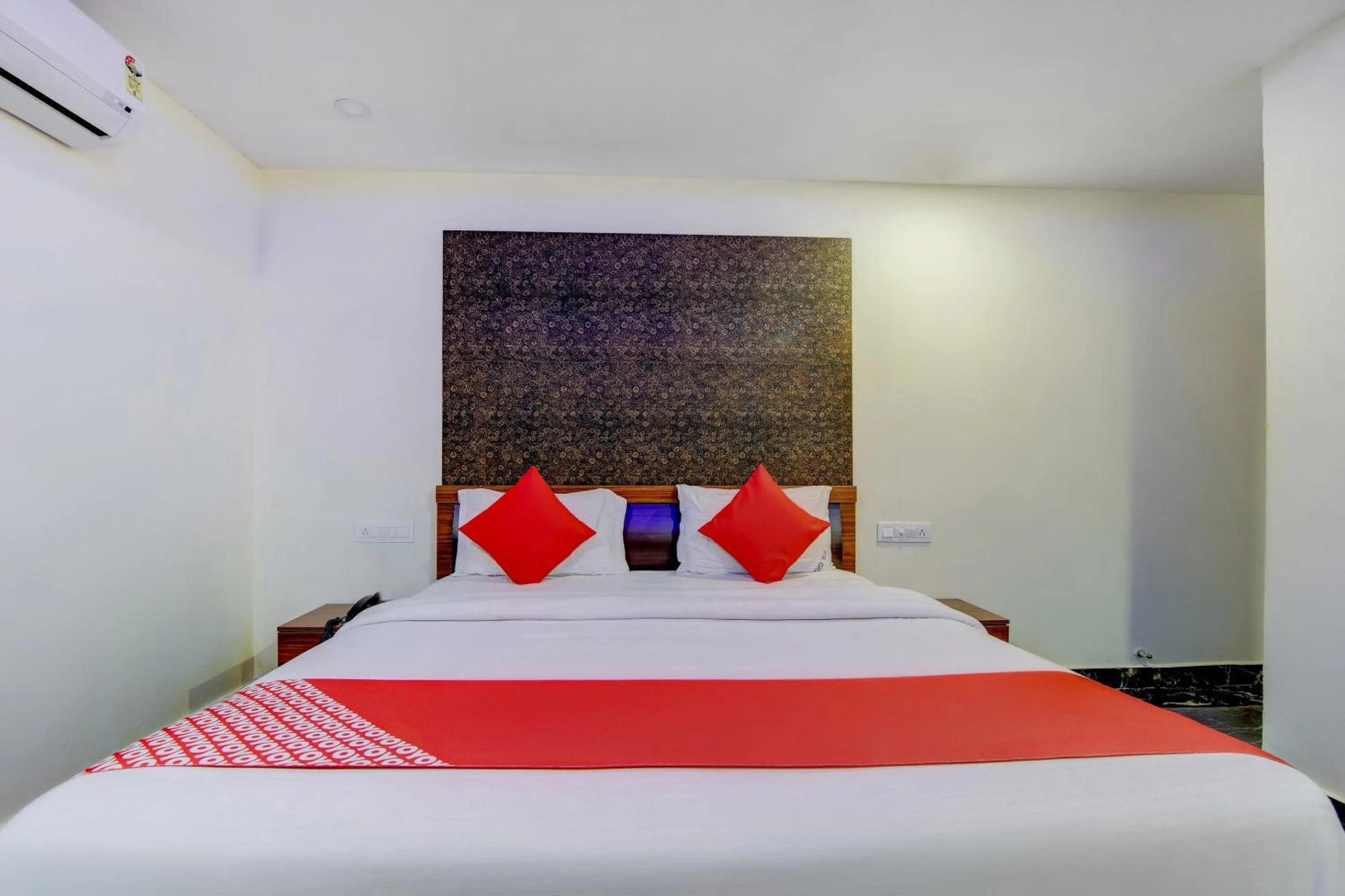 Bedroom, Bed in Hotel O P S Grand