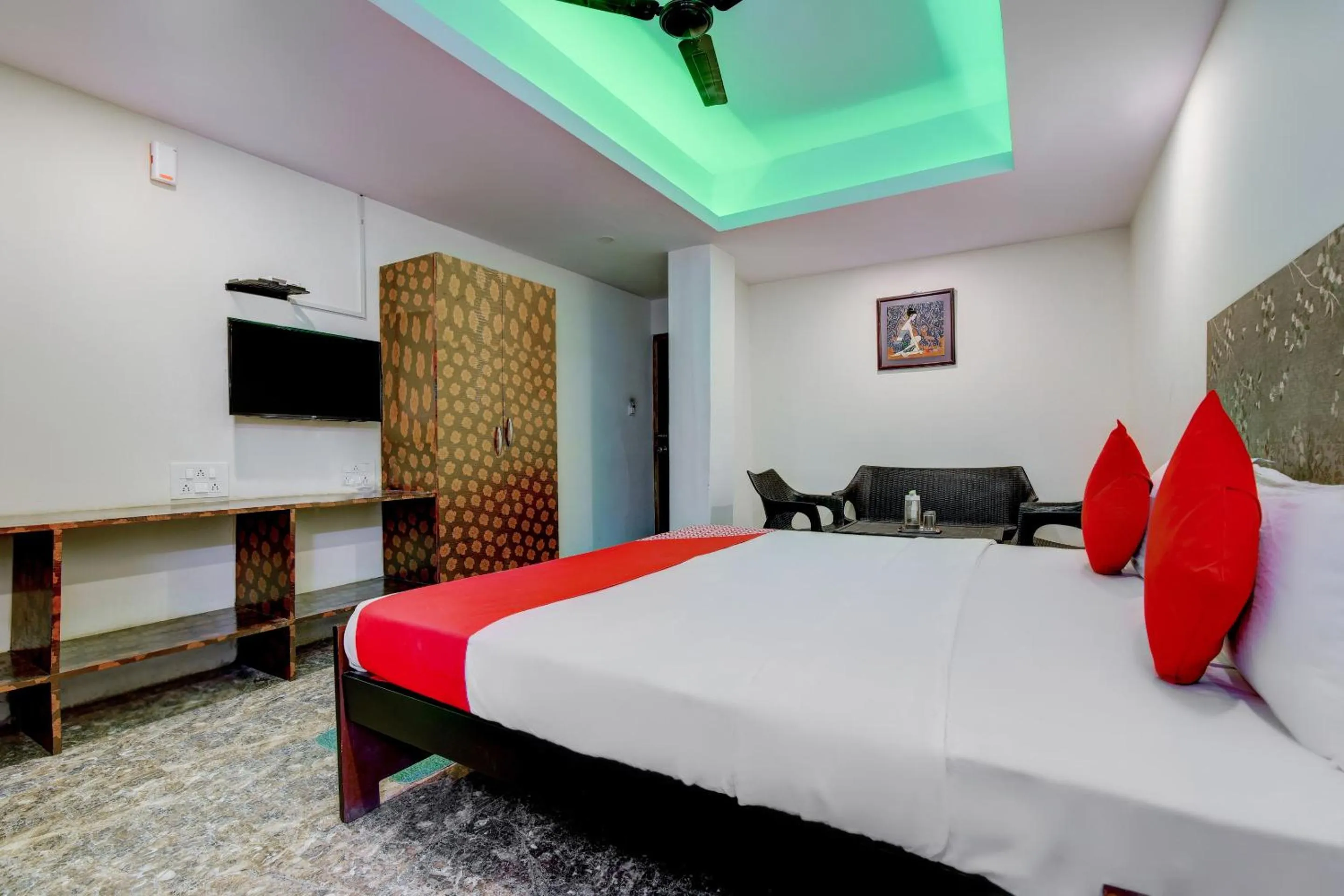 Bedroom, Bed in Hotel O P S Grand