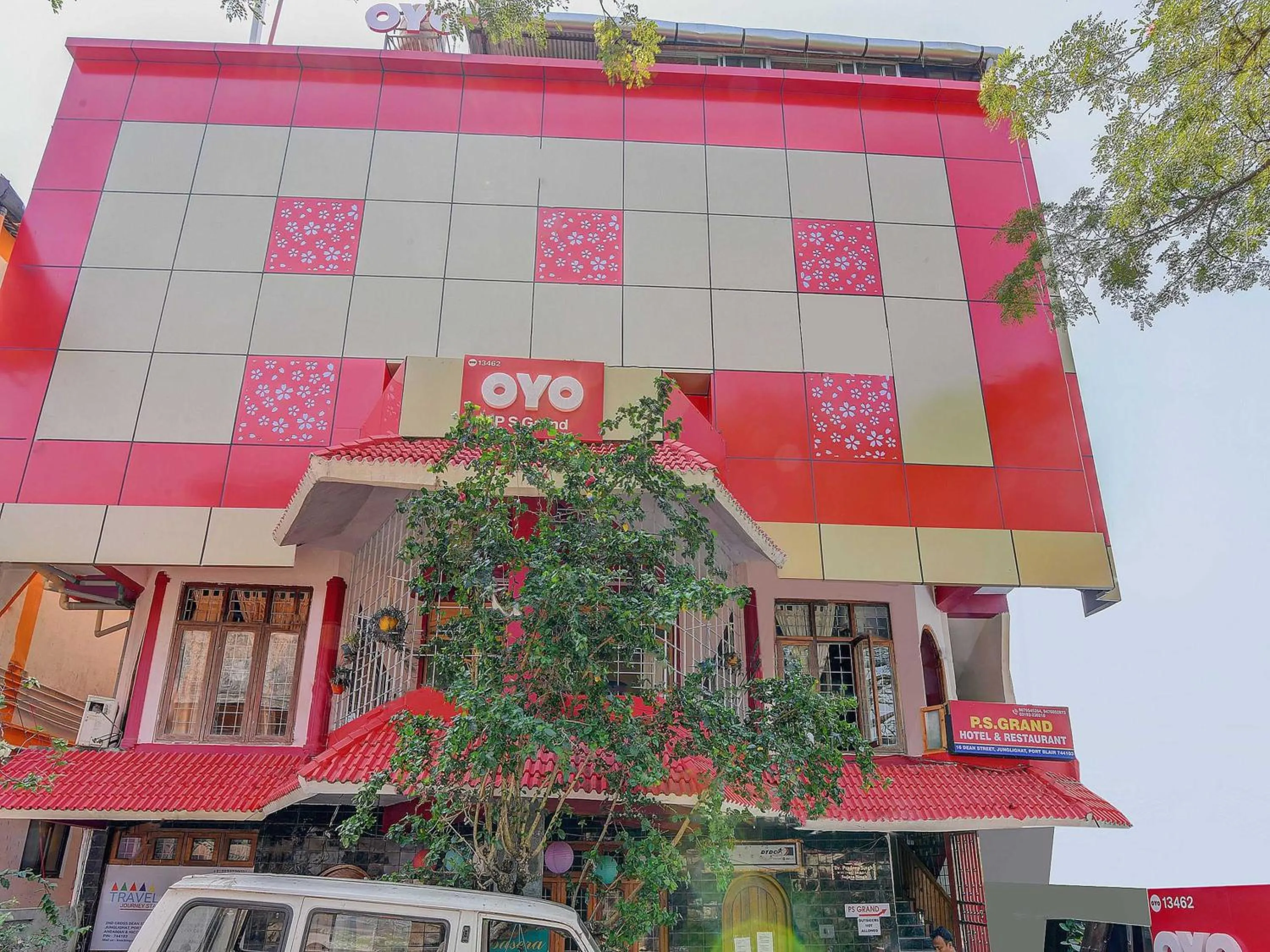 Facade/entrance in Hotel O P S Grand