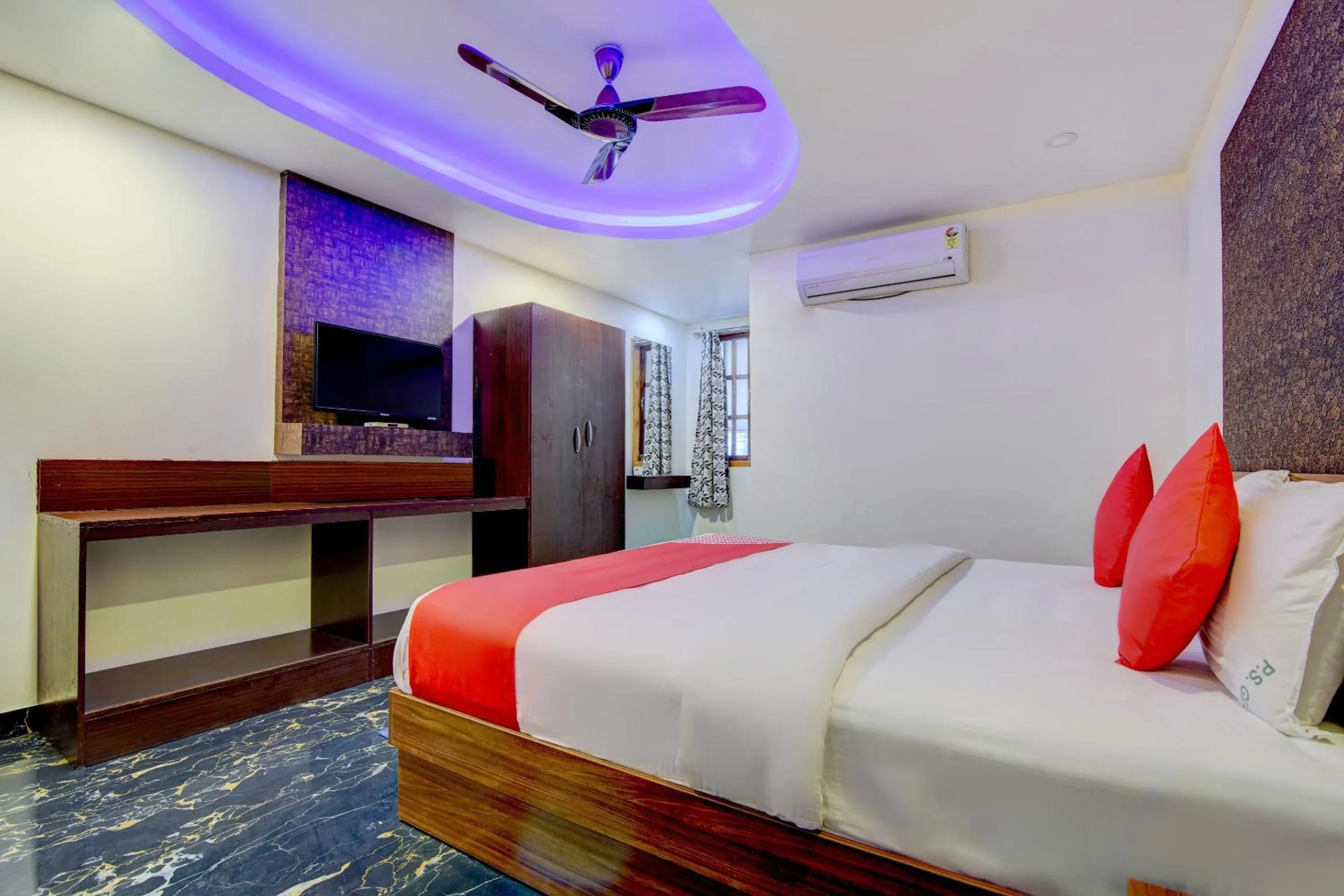 Bedroom, Bed in Hotel O P S Grand