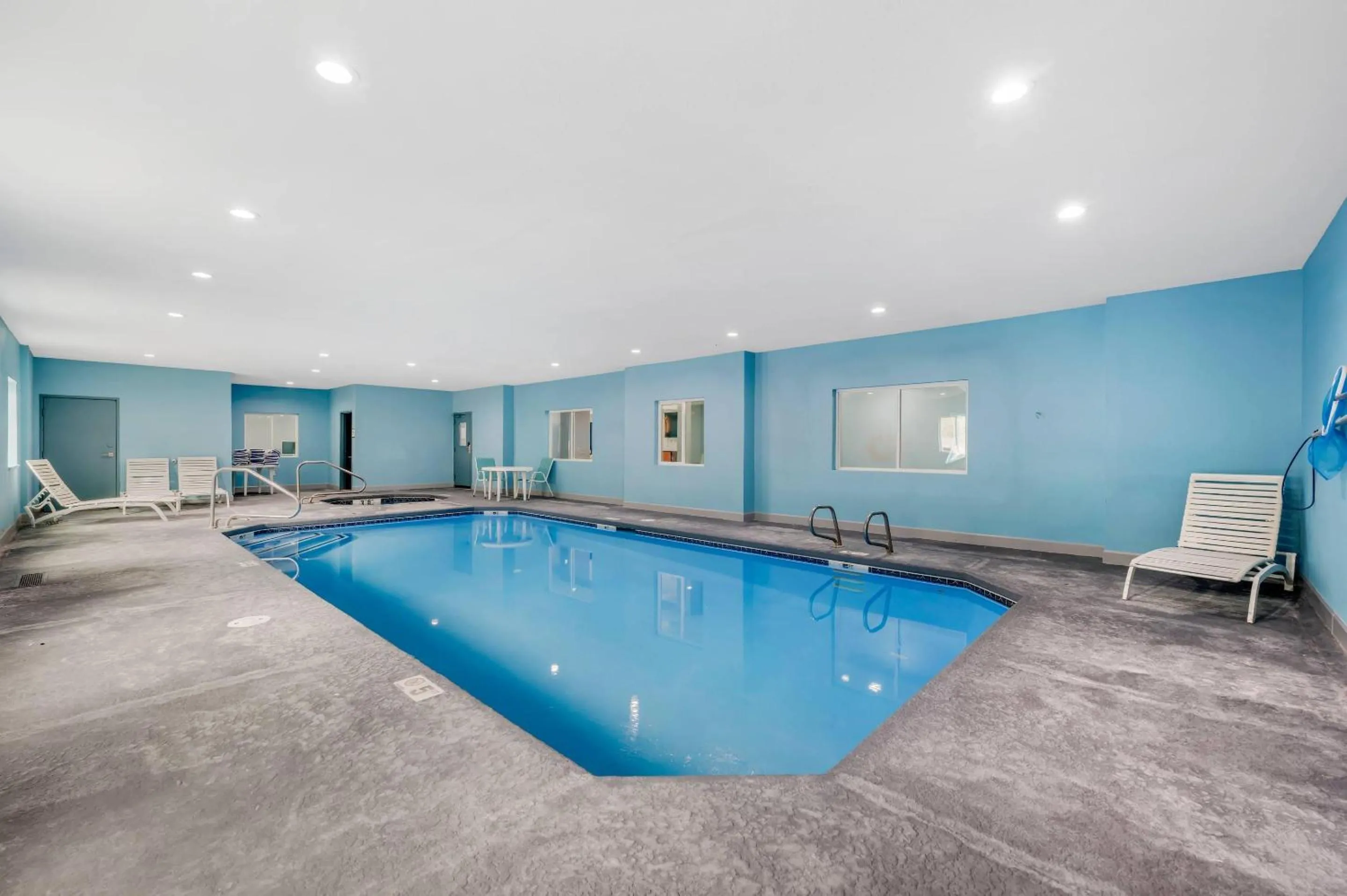 Swimming pool in Quality Inn