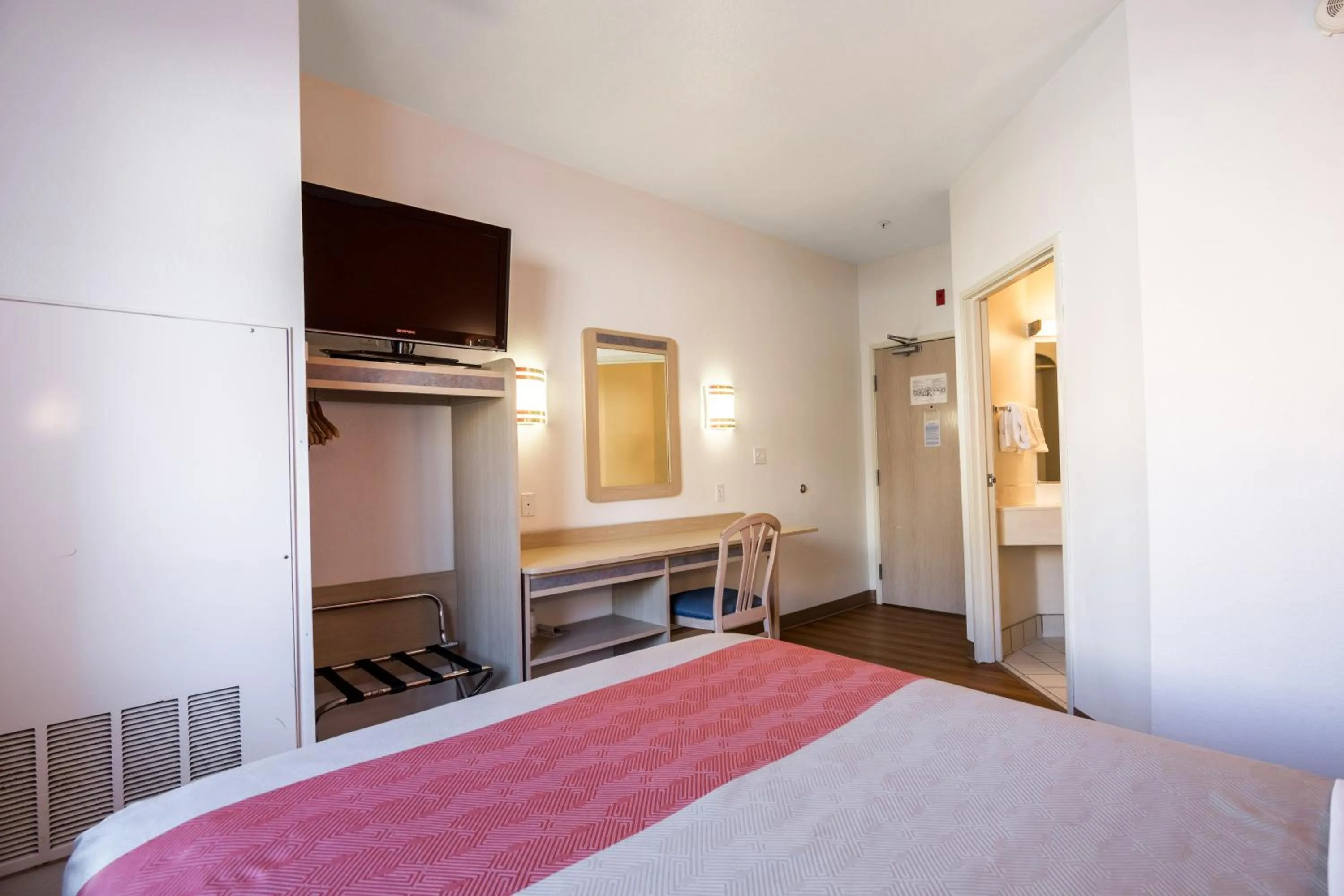 Bedroom in Motel 6-Ruidoso, NM