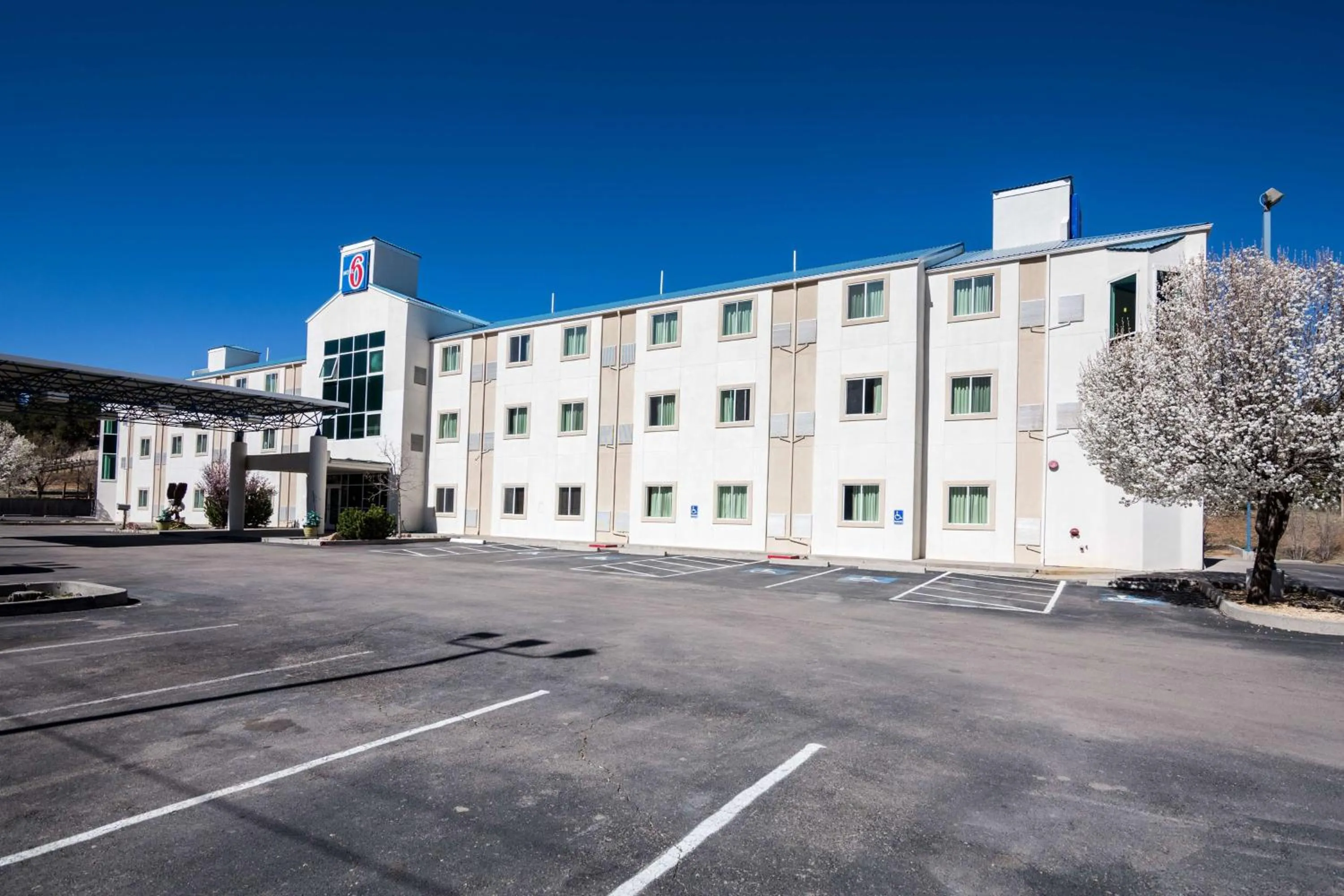 Property building in Motel 6-Ruidoso, NM