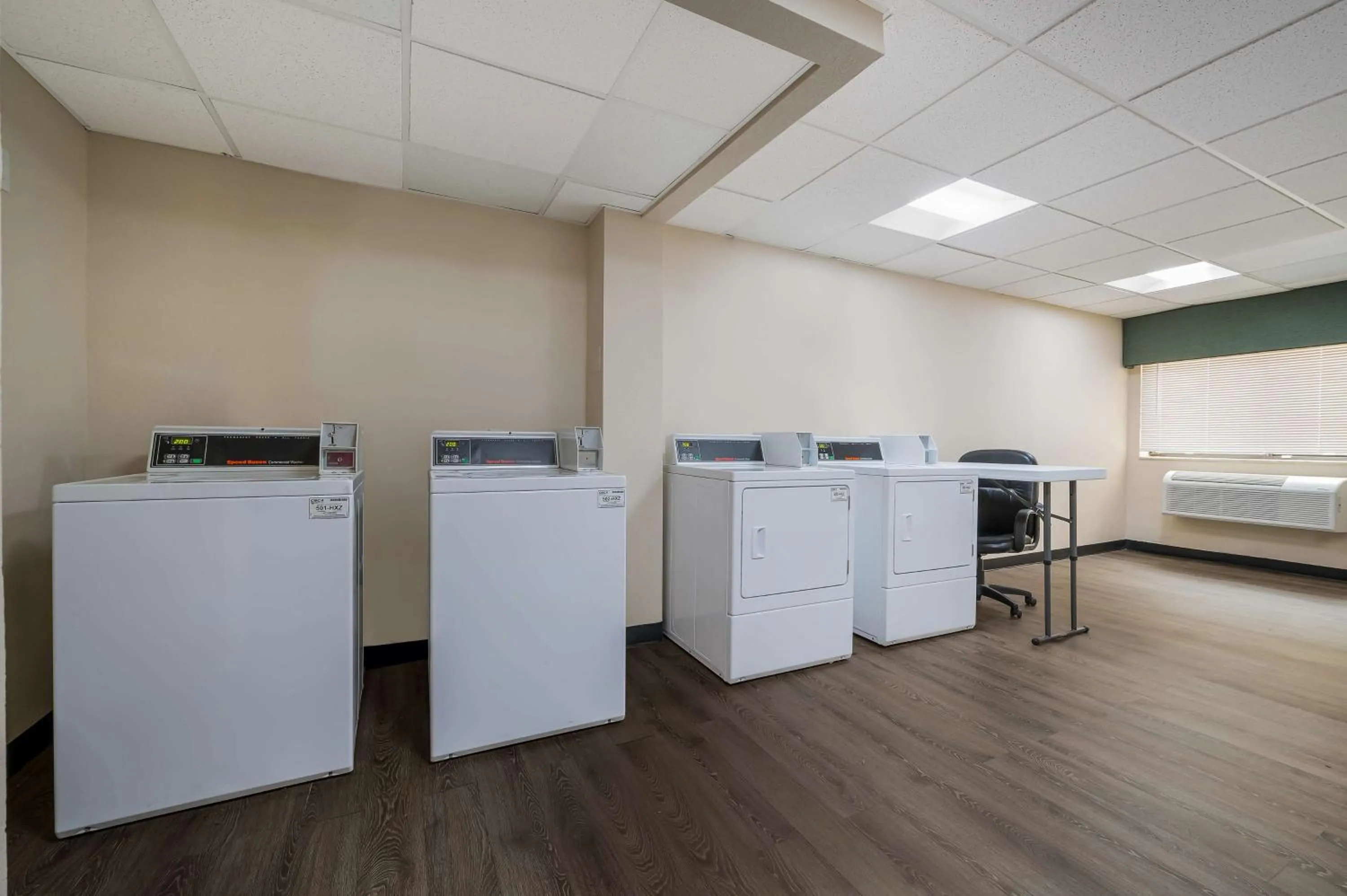 laundry in Best Western Detroit Livonia