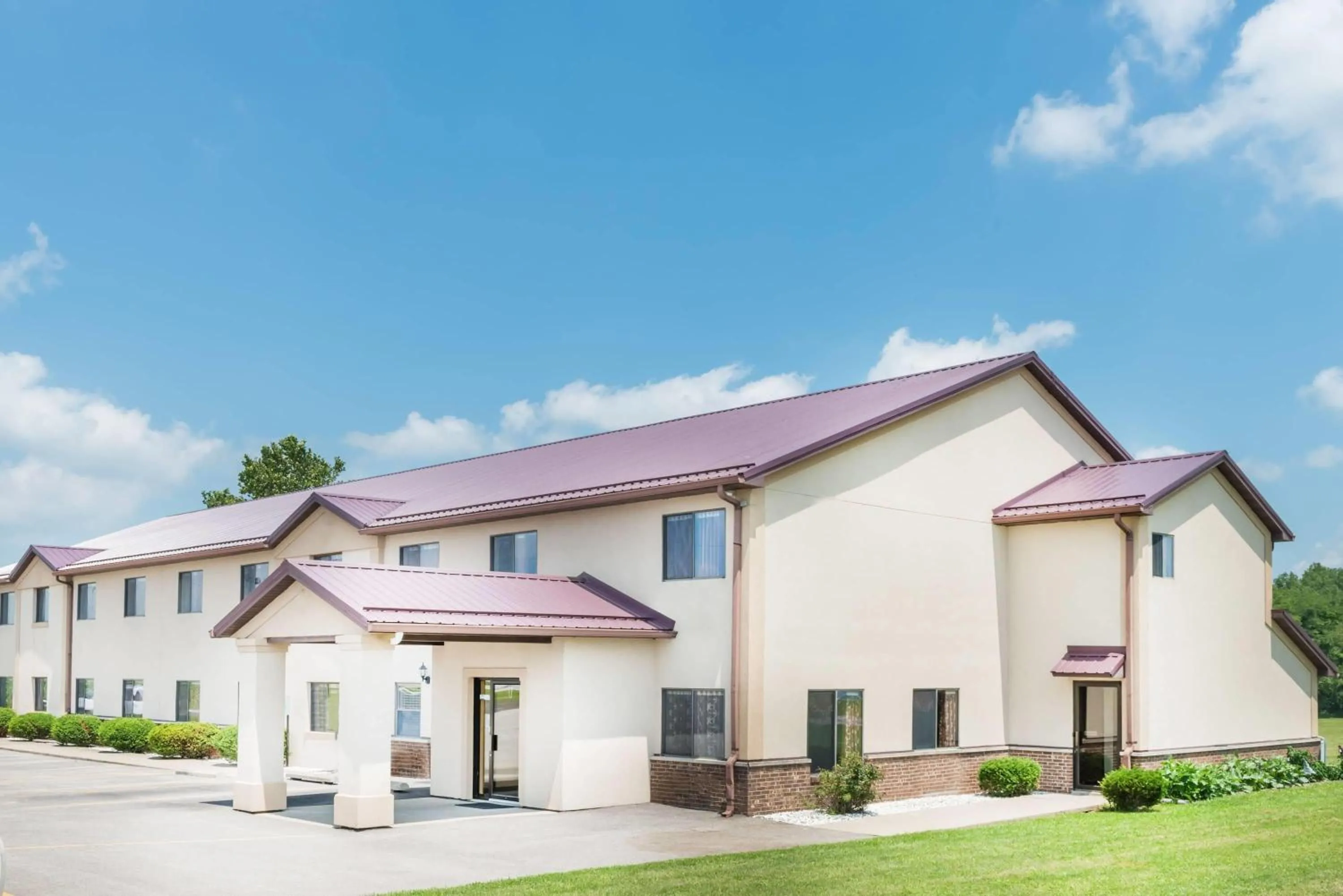 Property building in Super 8 by Wyndham Paris IL