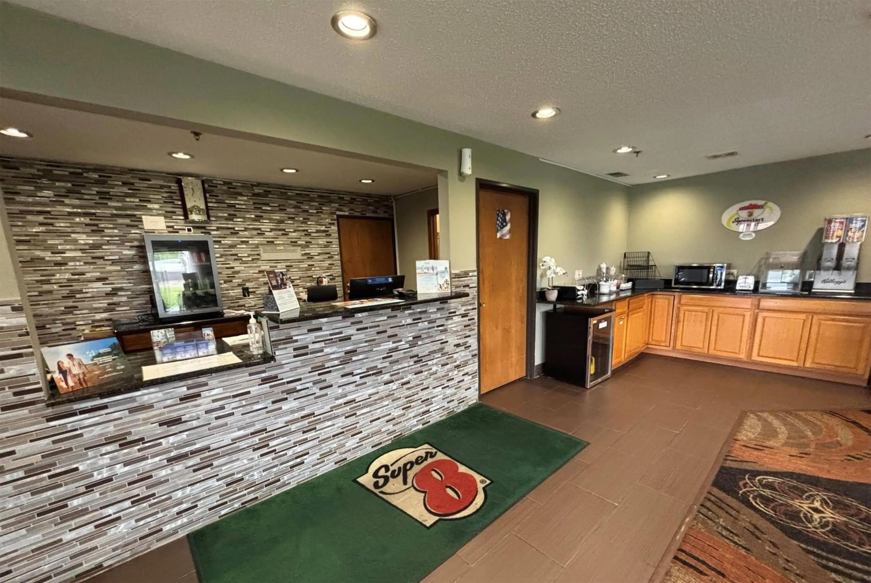 Lobby or reception in Super 8 by Wyndham Paris IL