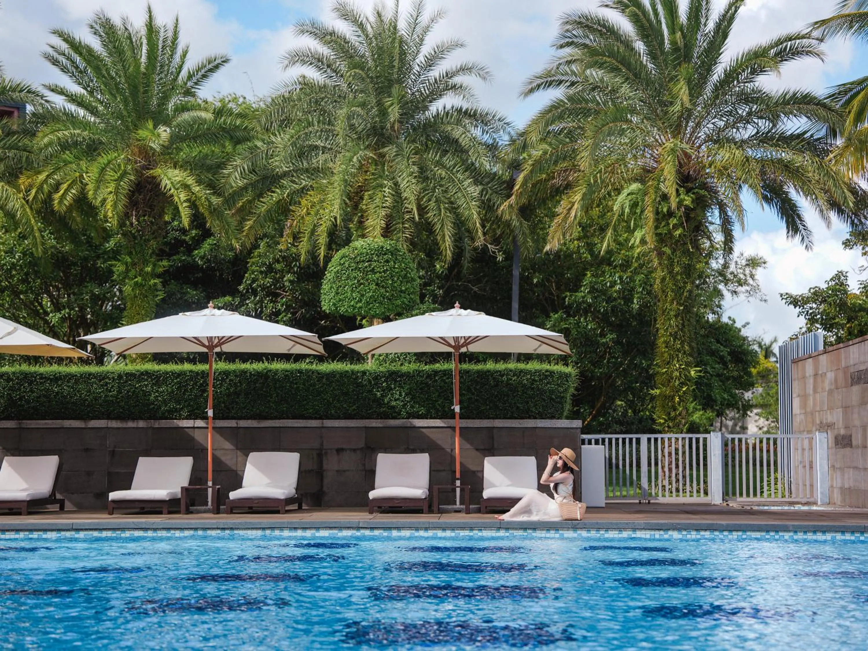 Swimming pool in Doubletree Resort By Hilton Hainan - Xinglong Lakeside