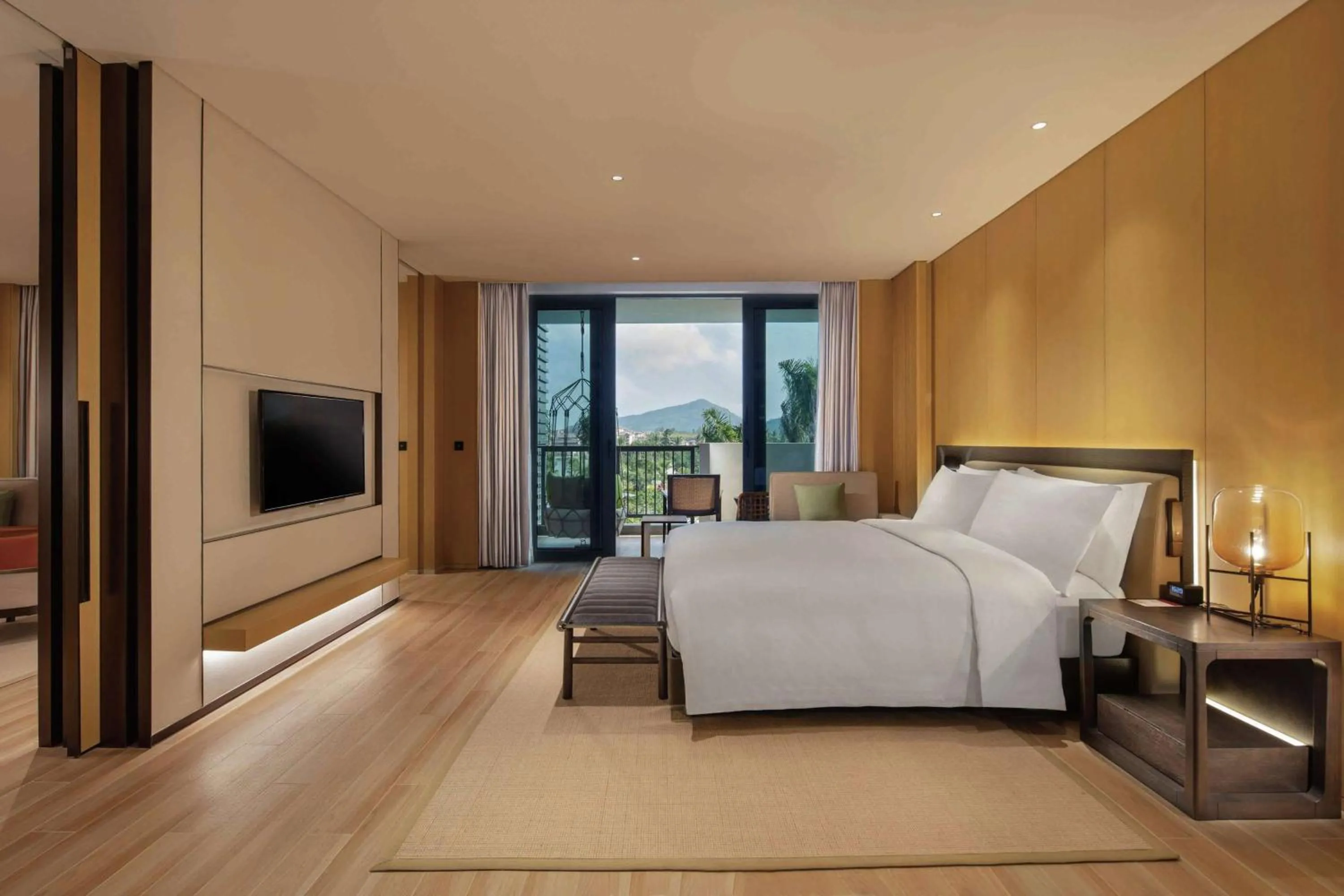 Bedroom, Bed in Doubletree Resort By Hilton Hainan - Xinglong Lakeside