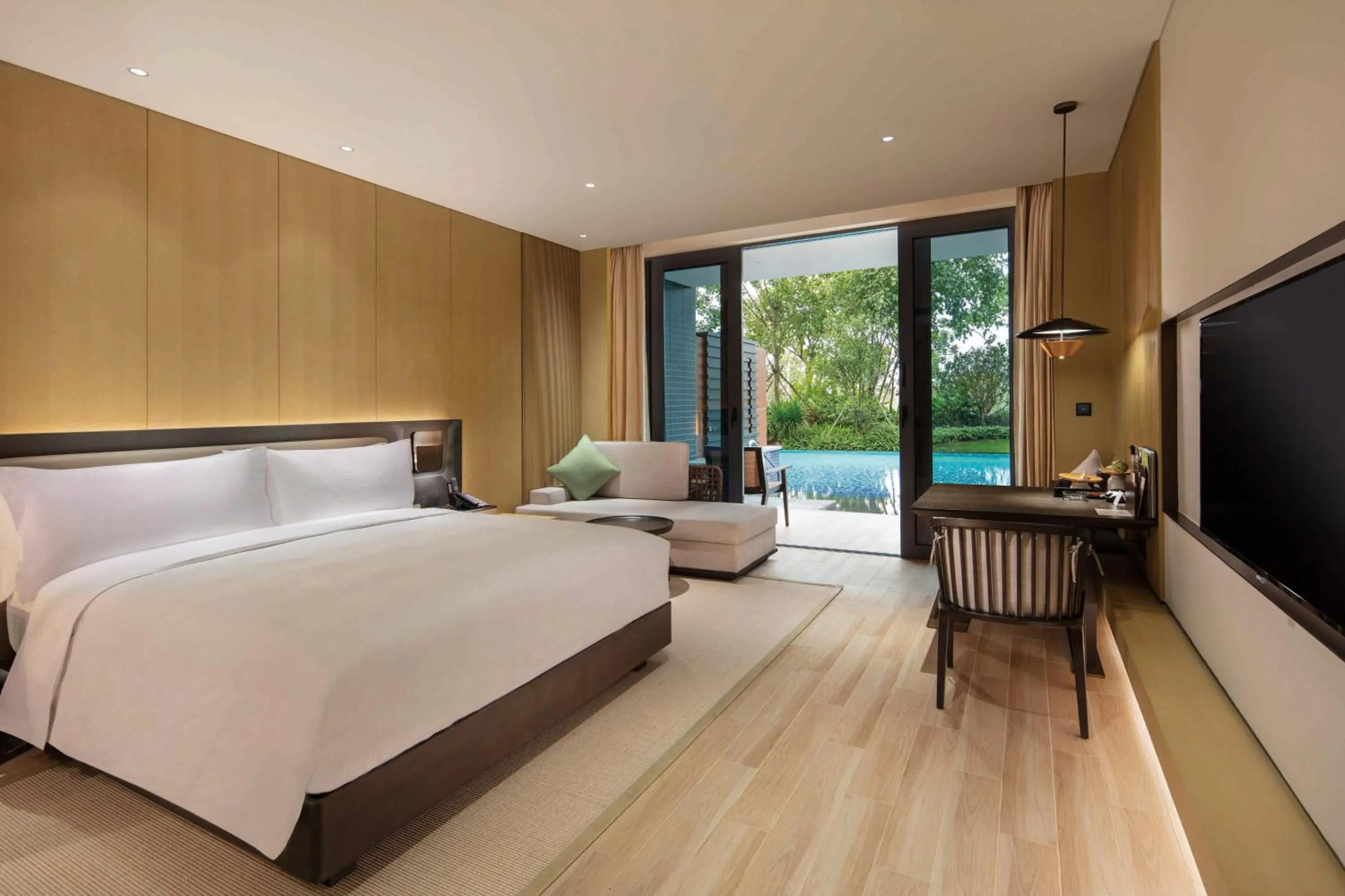 Bedroom, Bed in Doubletree Resort By Hilton Hainan - Xinglong Lakeside