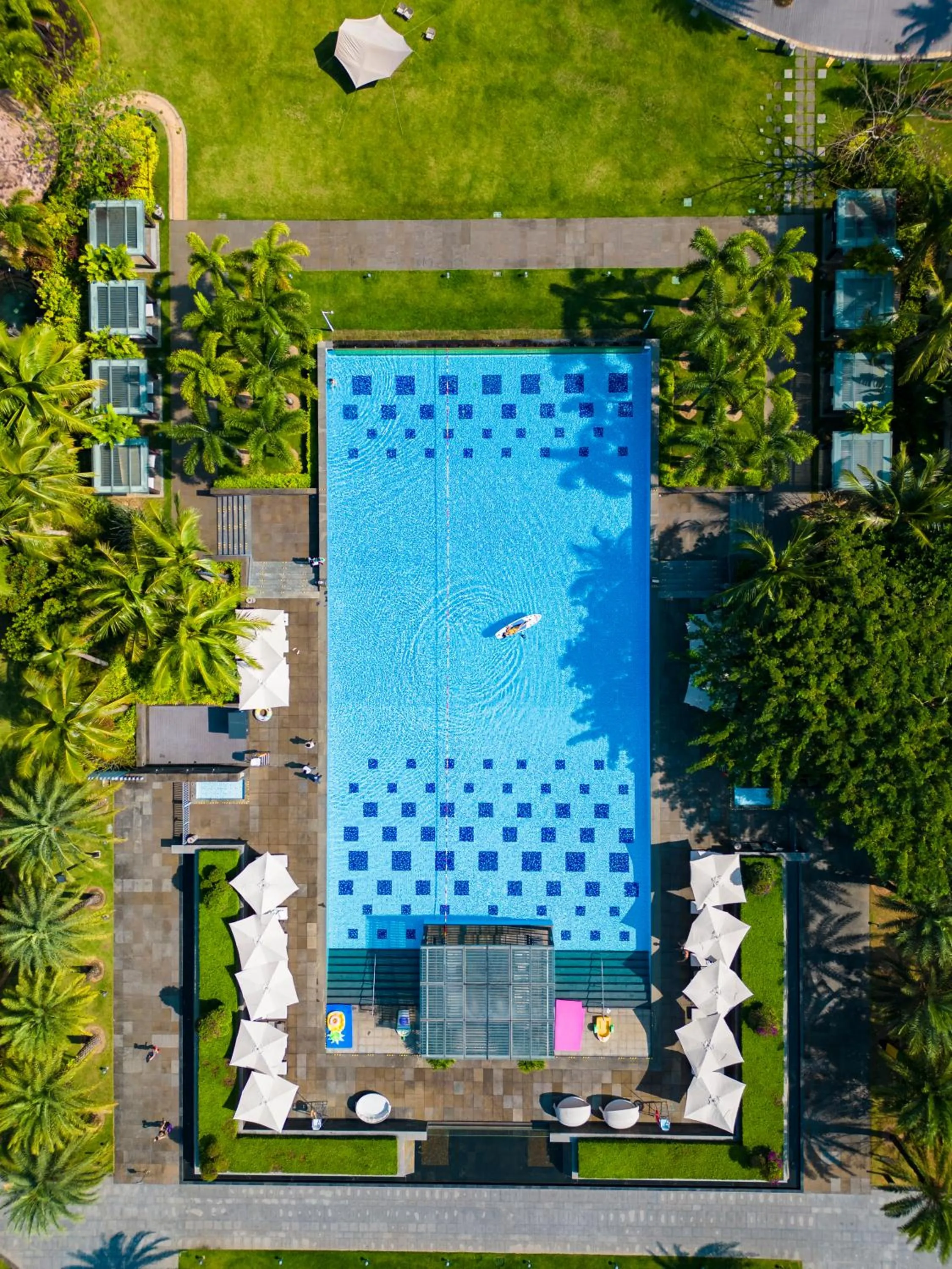 Swimming pool in Doubletree Resort By Hilton Hainan - Xinglong Lakeside