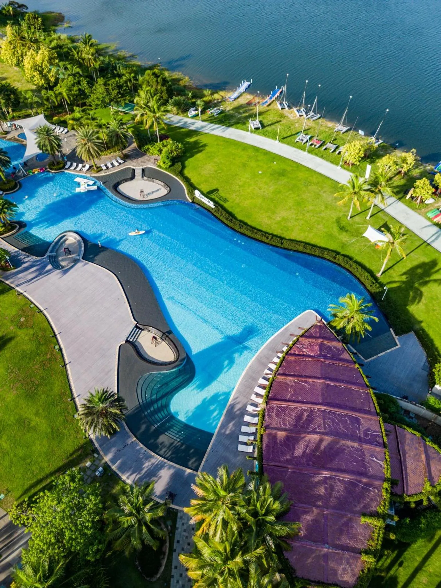 Swimming pool in Doubletree Resort By Hilton Hainan - Xinglong Lakeside