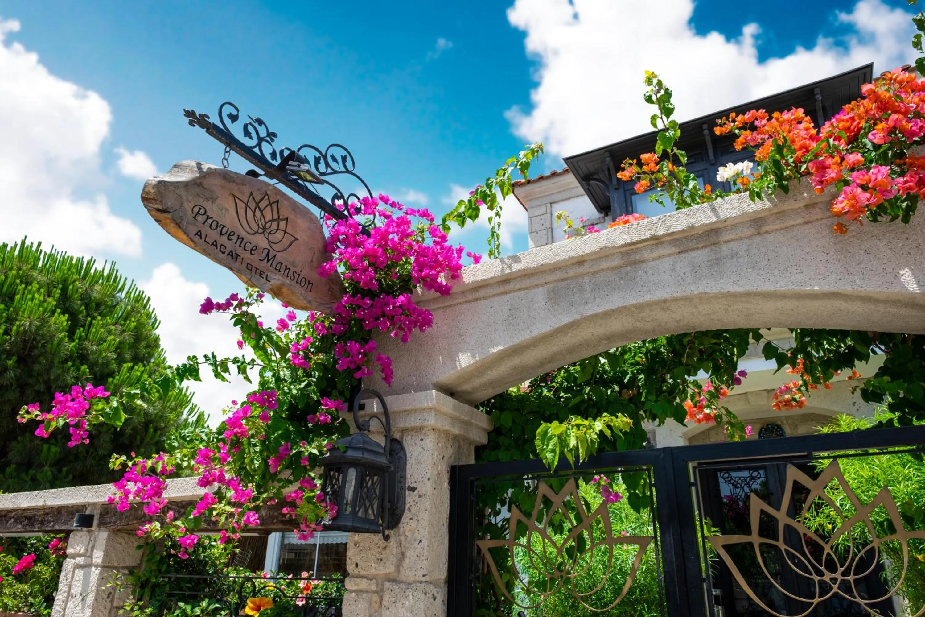 Facade/entrance in PROVENCE MANSİON ALAÇATI