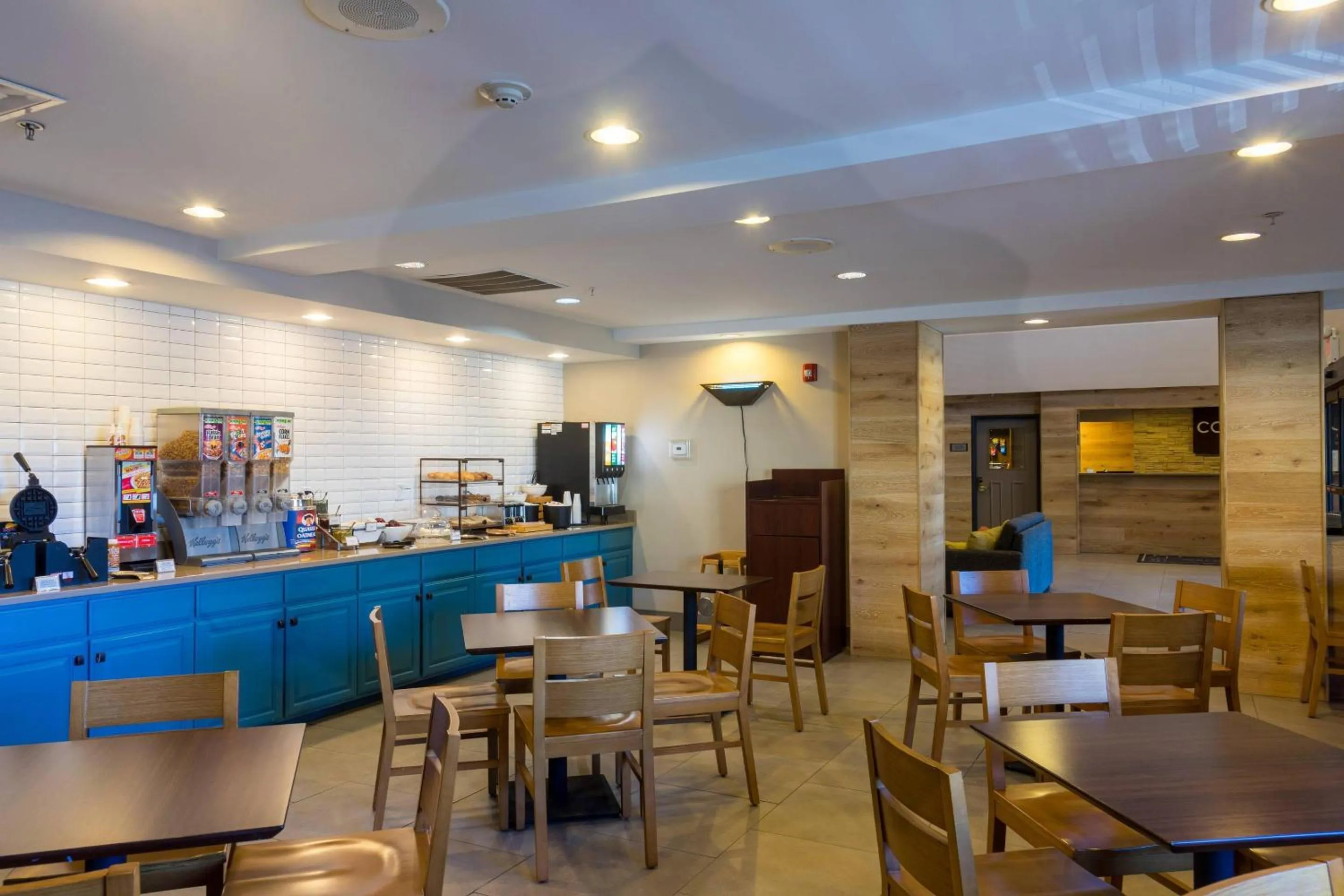 Breakfast in Country Inn & Suites by Radisson, Doswell Kings Dominion , VA