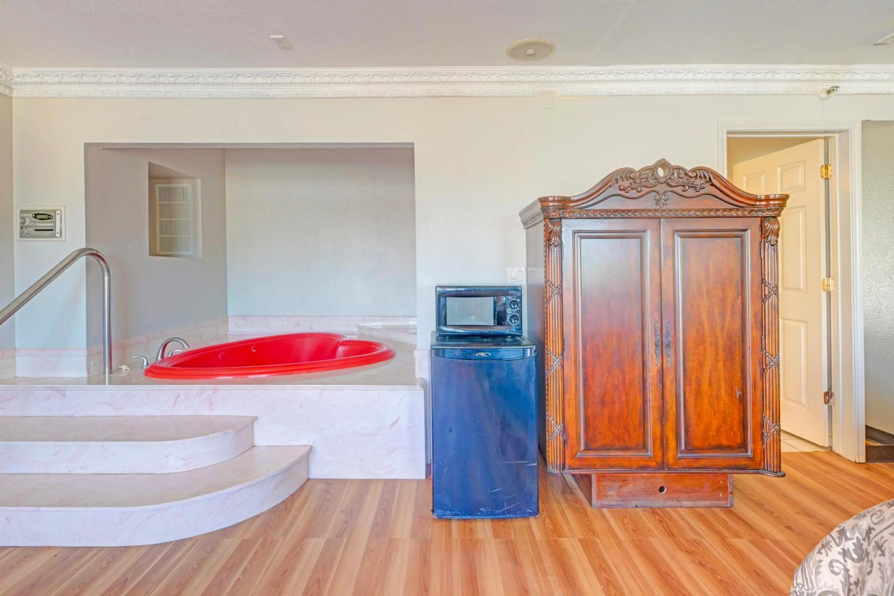 Hot Tub, Bed in Travelers inn by OYO Wichita Falls