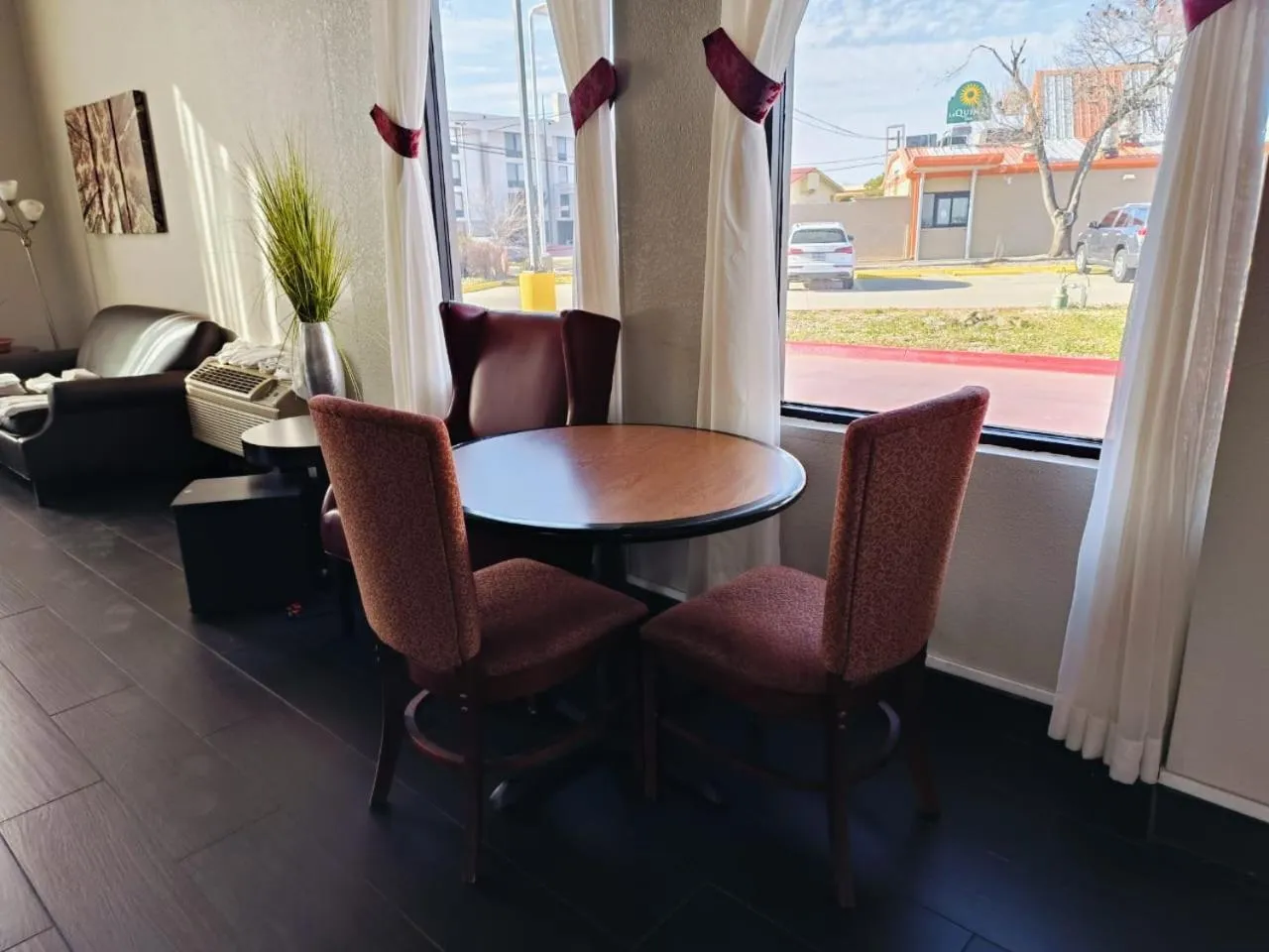 Lobby or reception in Travelers inn by OYO Wichita Falls