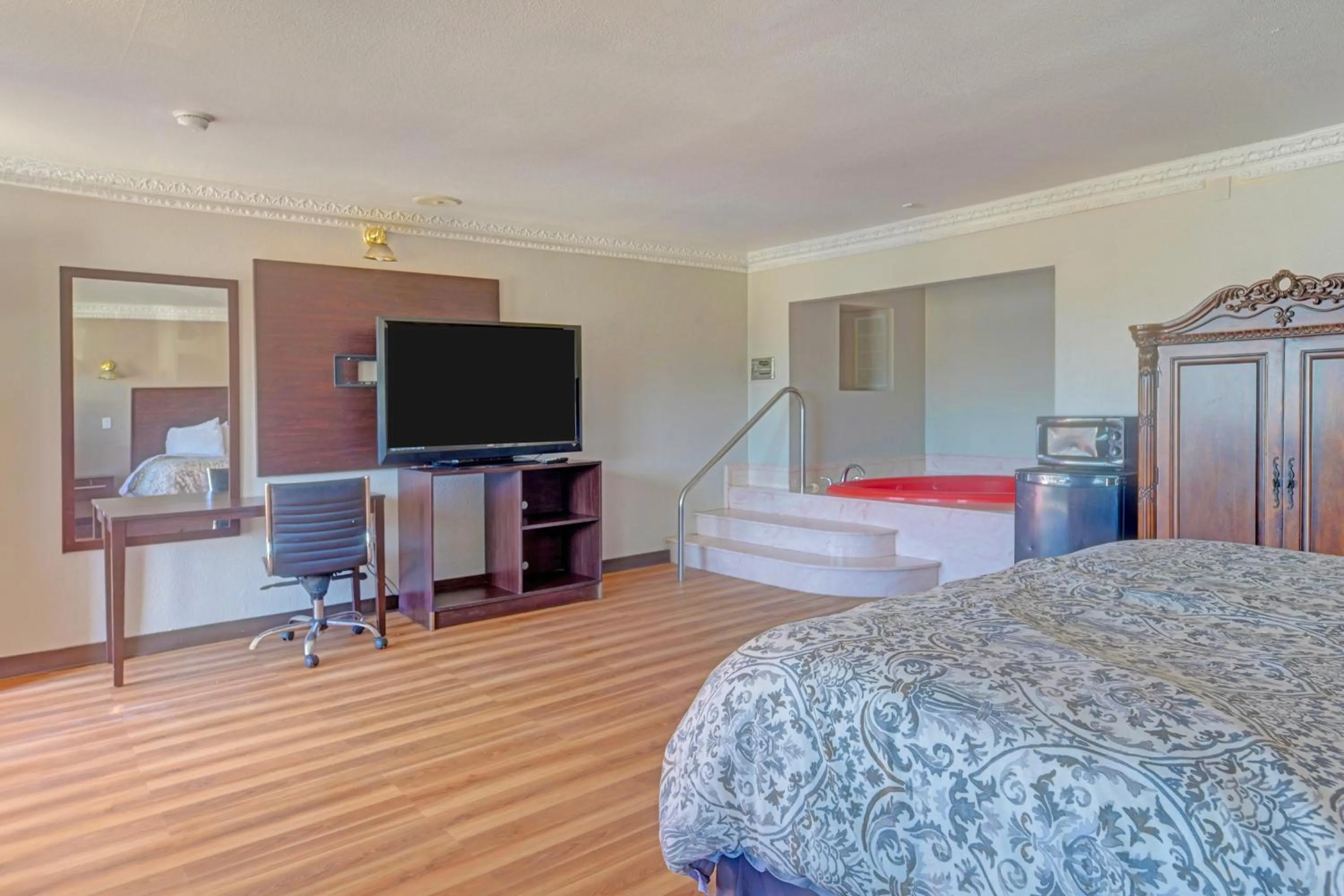 Bedroom, Bed in Travelers inn by OYO Wichita Falls