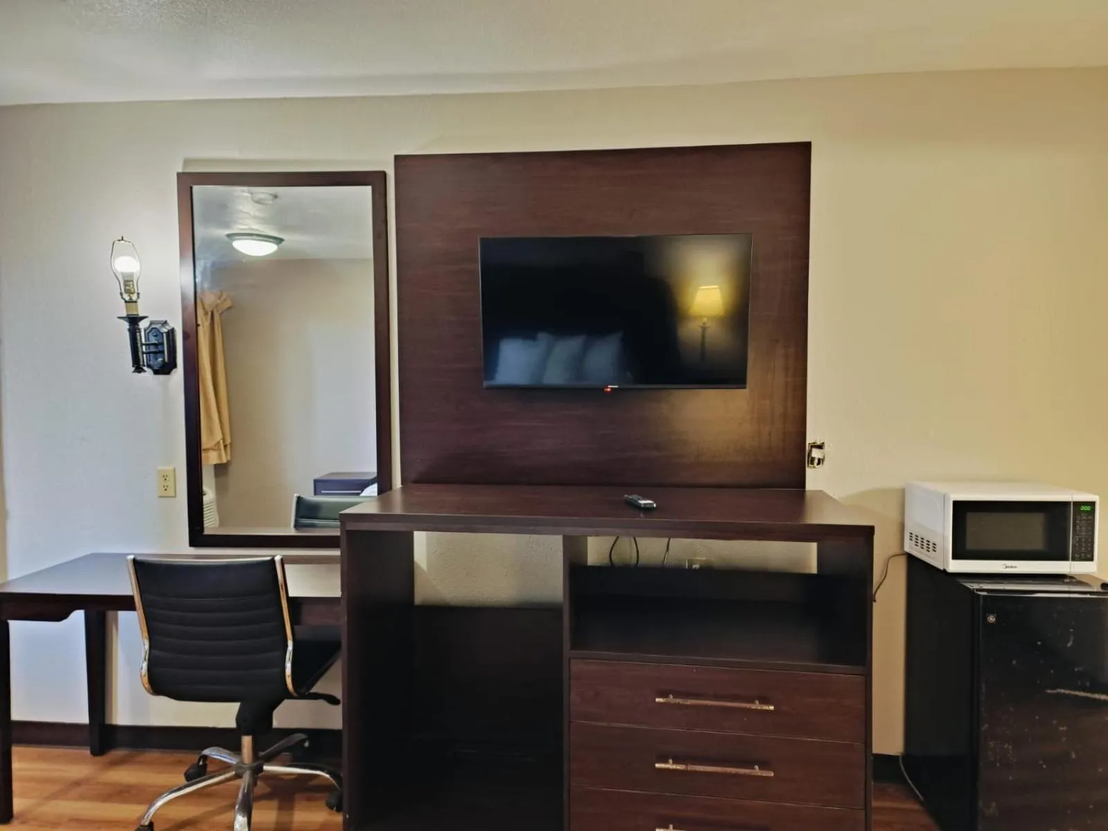 TV and multimedia in Travelers inn by OYO Wichita Falls