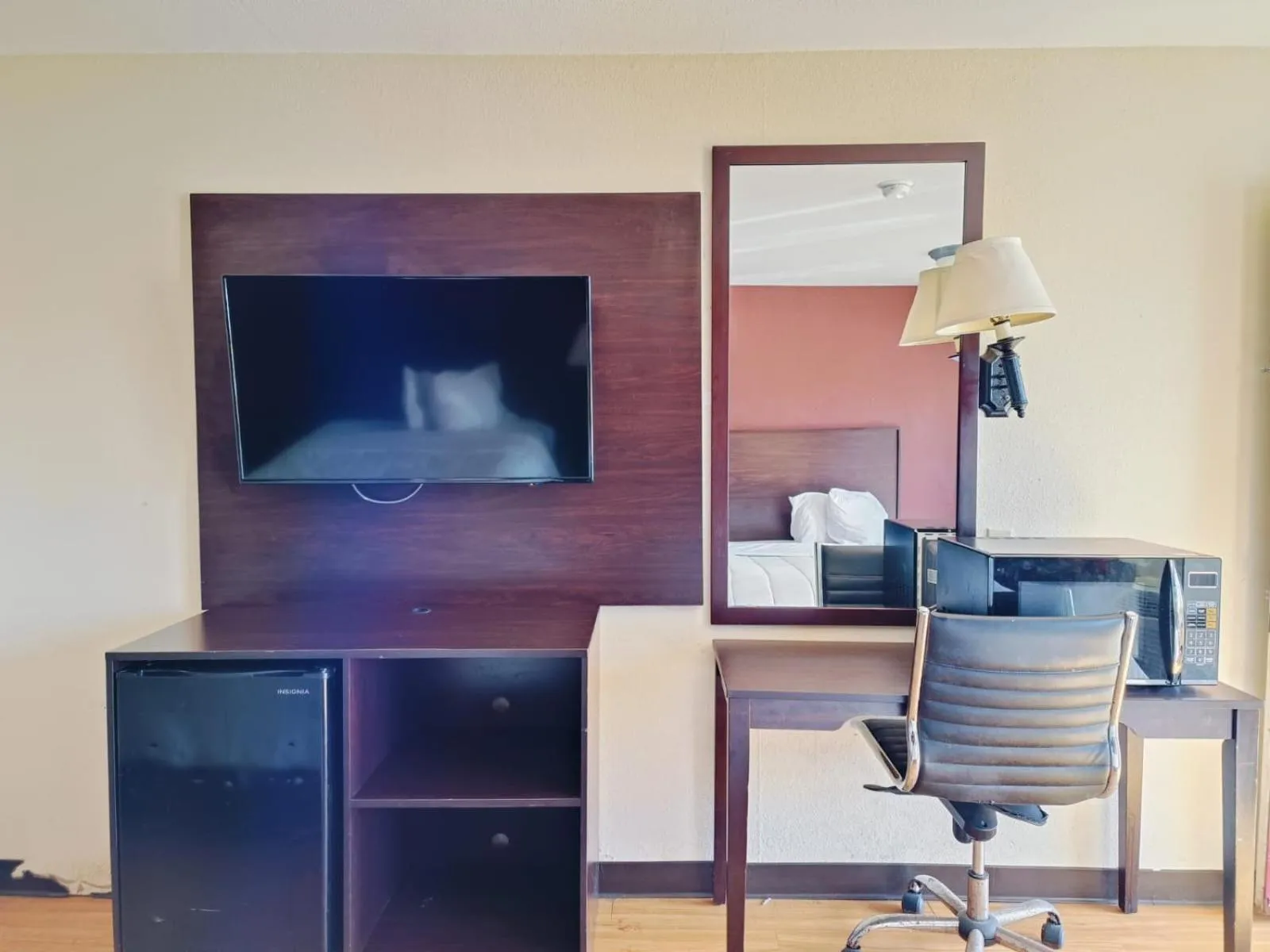 TV and multimedia in Travelers inn by OYO Wichita Falls