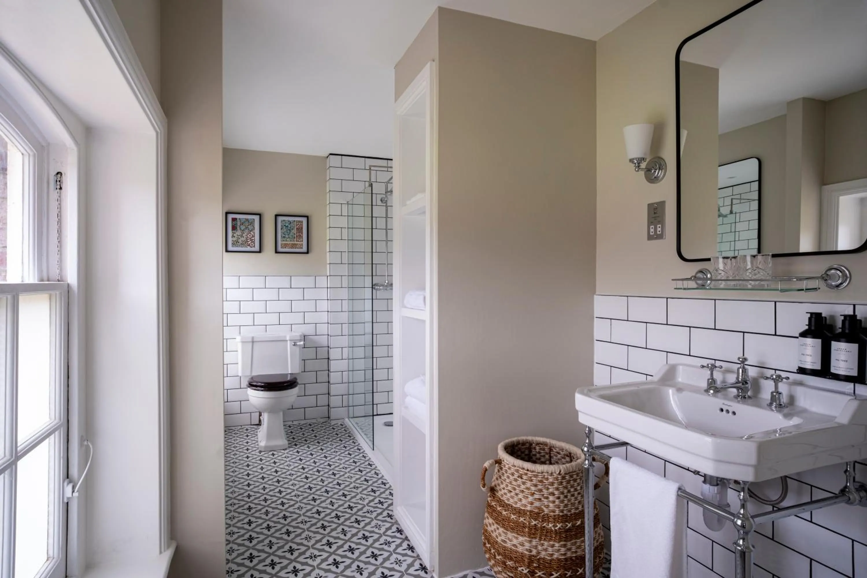 Shower in Warbrook House Heritage Hotel