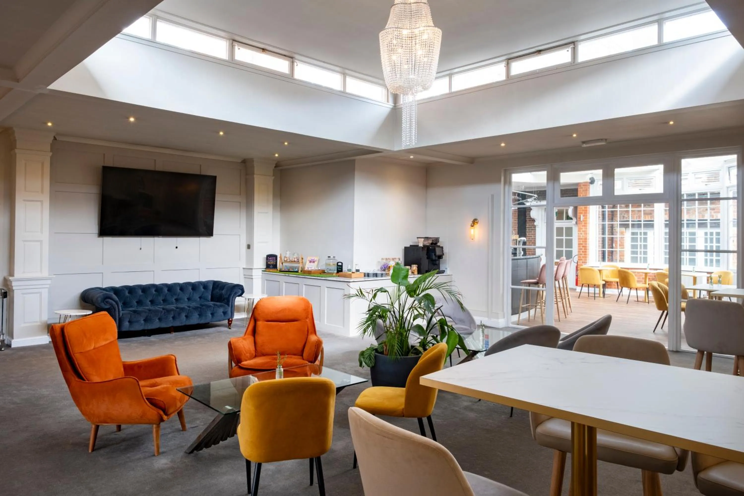 TV and multimedia in Warbrook House Heritage Hotel