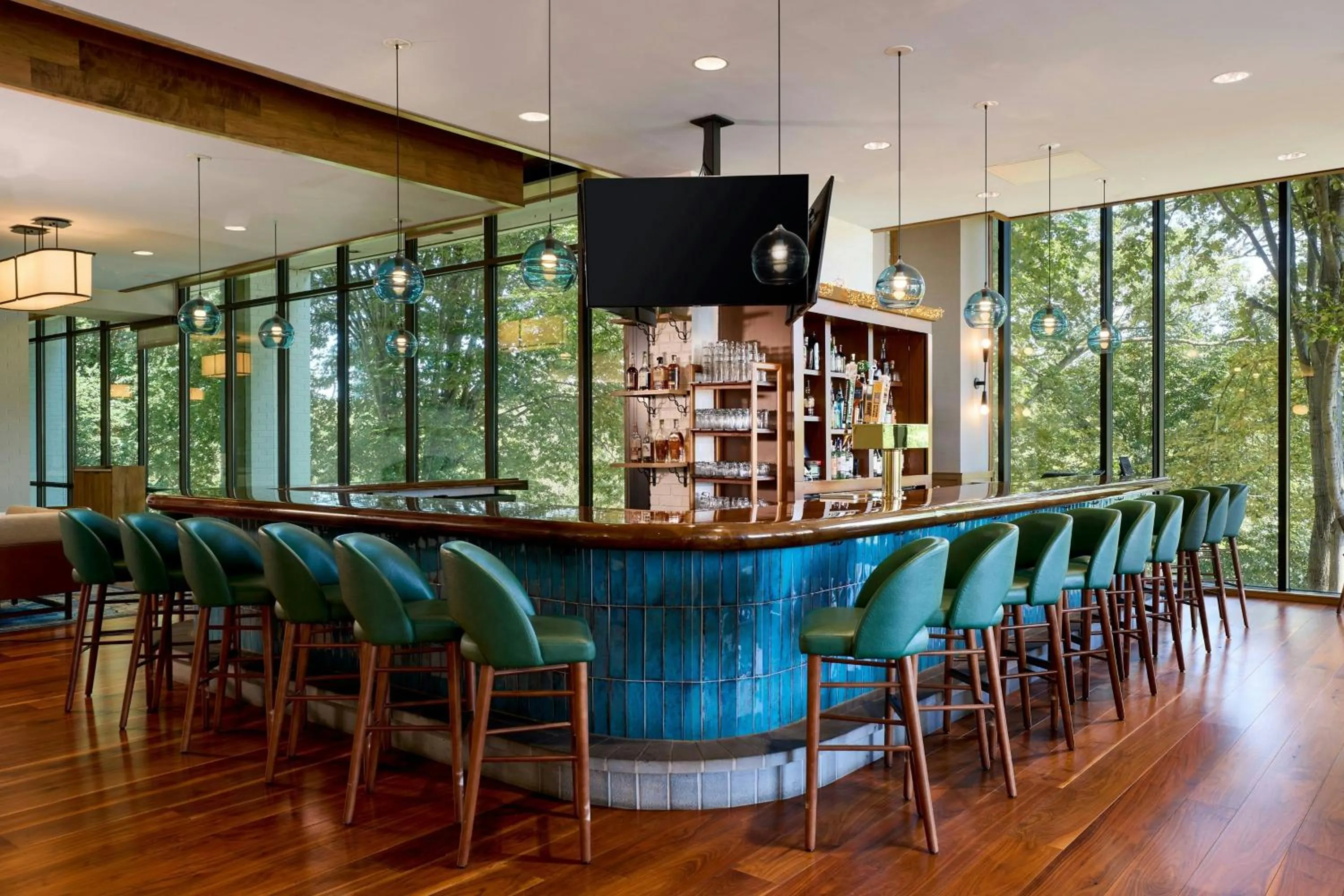 Lounge or bar in Merriweather Lakehouse Hotel, Autograph Collection