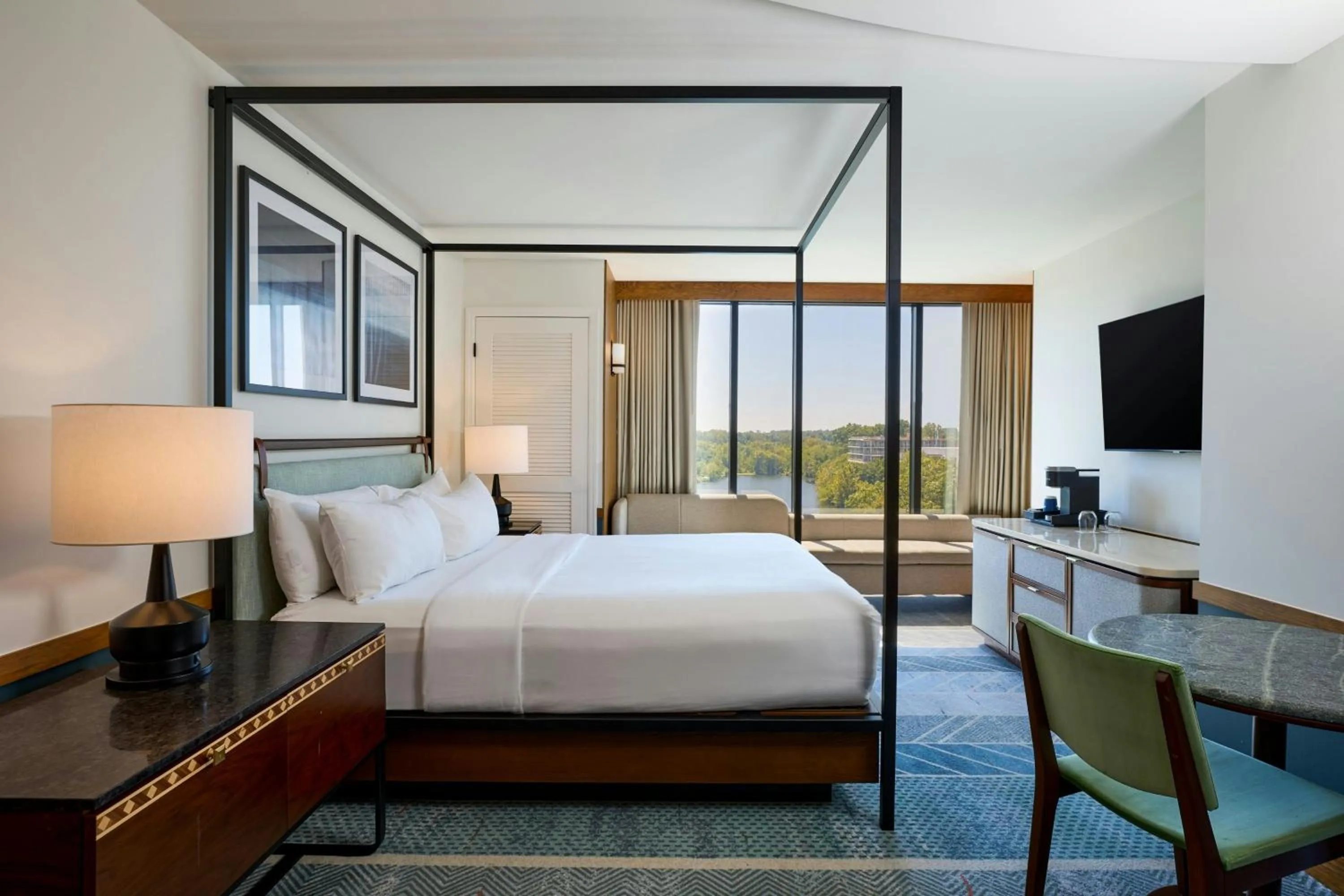 Photo of the whole room, Bed in Merriweather Lakehouse Hotel, Autograph Collection