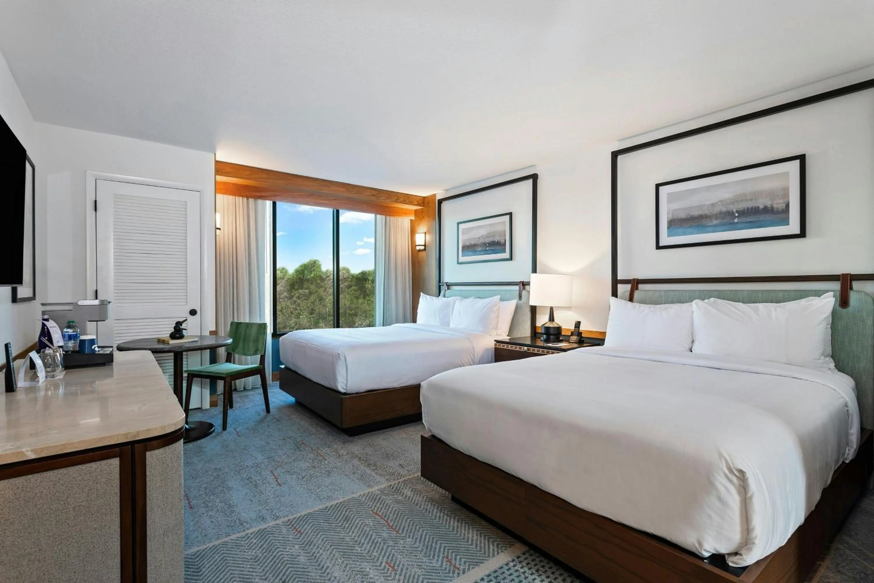 Photo of the whole room, Bed in Merriweather Lakehouse Hotel, Autograph Collection