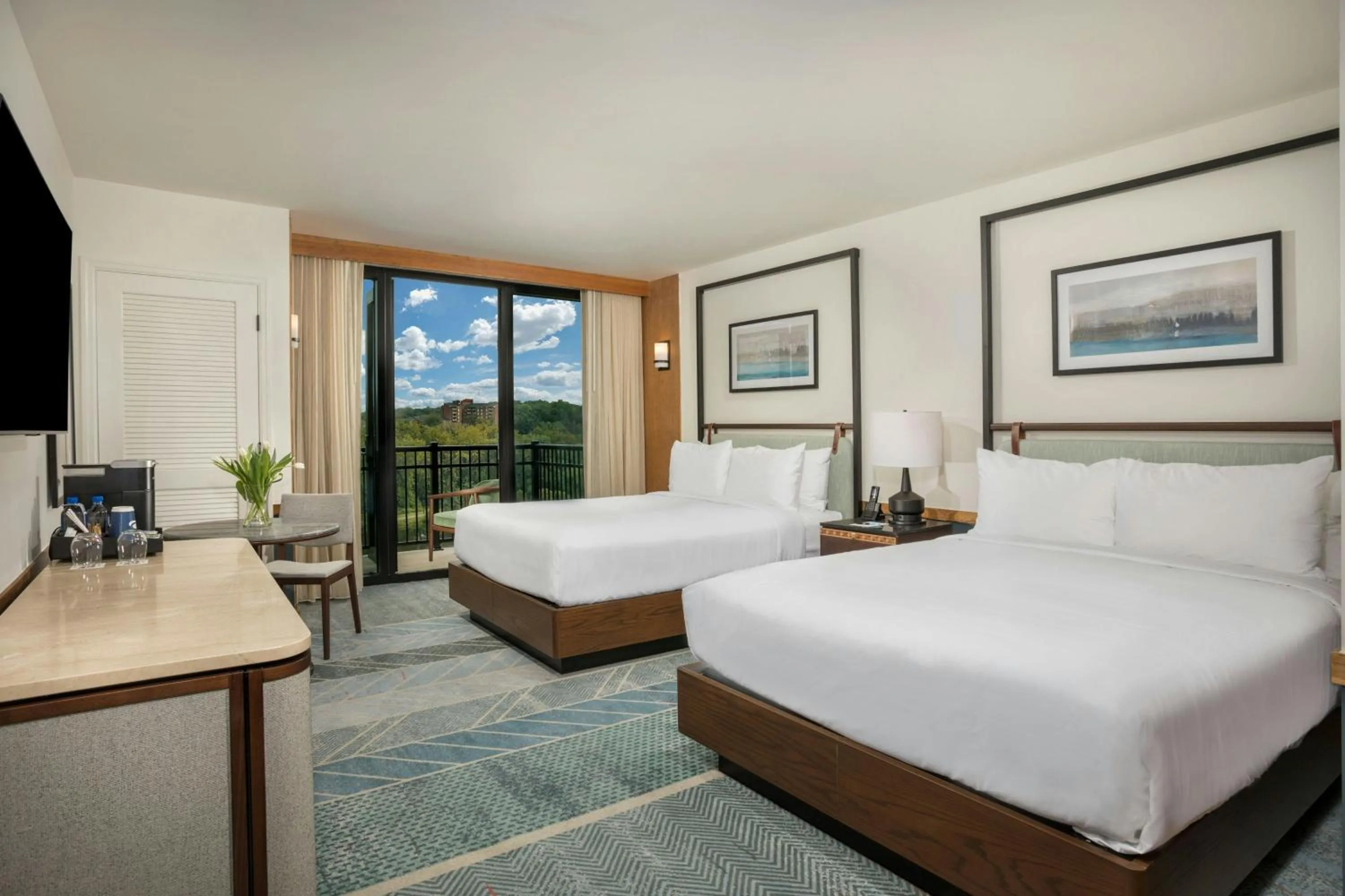 Photo of the whole room, Bed in Merriweather Lakehouse Hotel, Autograph Collection