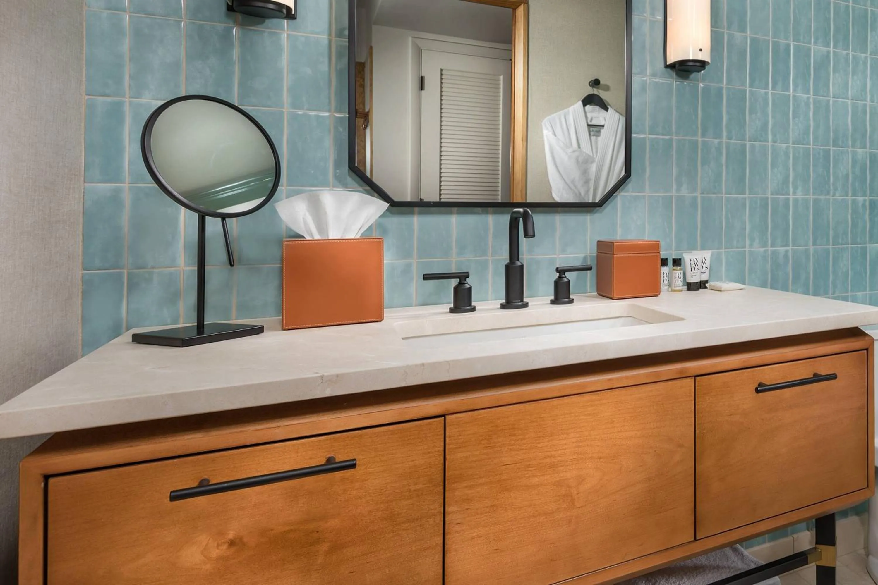Bathroom in Merriweather Lakehouse Hotel, Autograph Collection