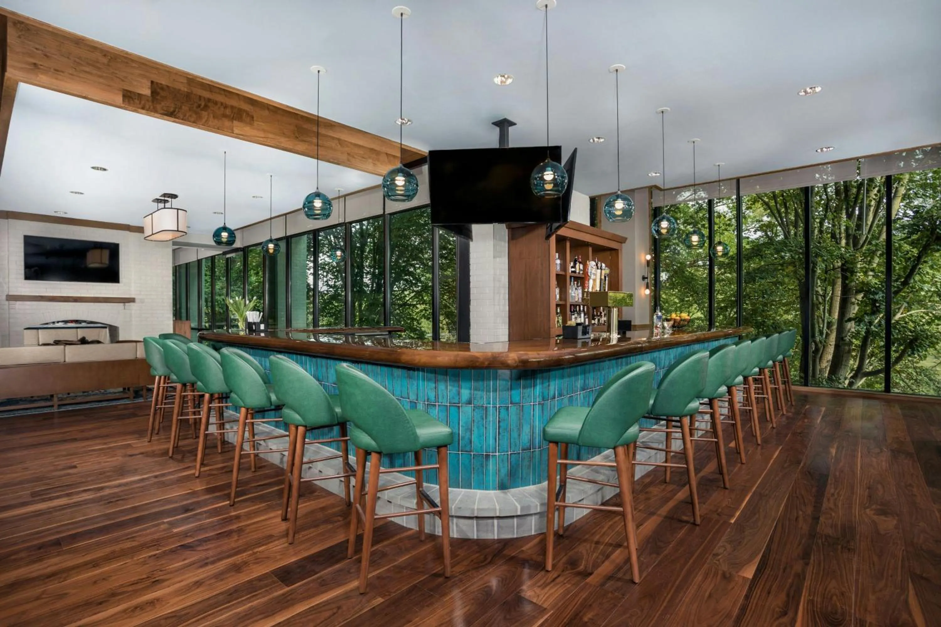 Lounge or bar in Merriweather Lakehouse Hotel, Autograph Collection