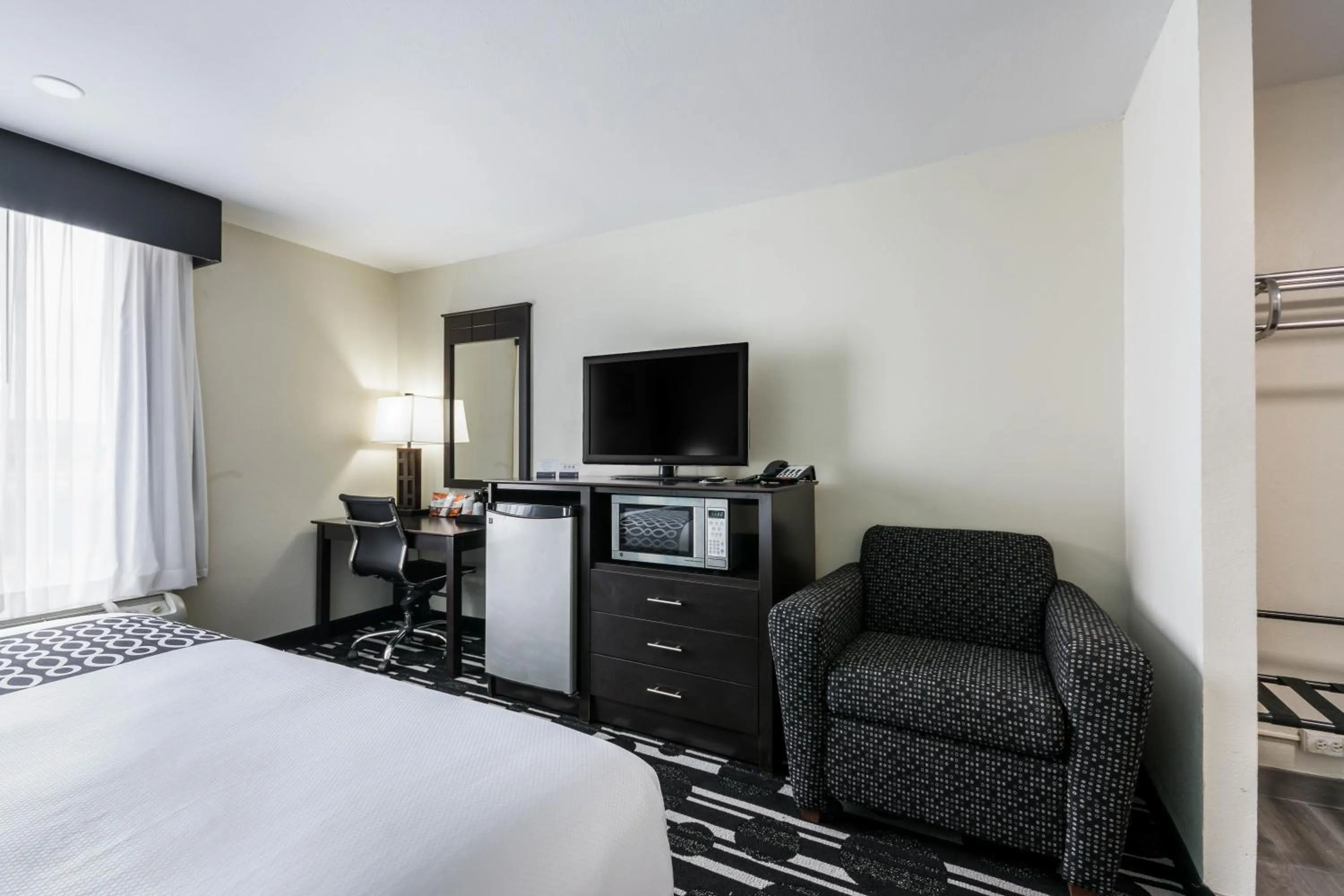 Photo of the whole room, Bed in Days Inn by Wyndham Oklahoma City Bricktown