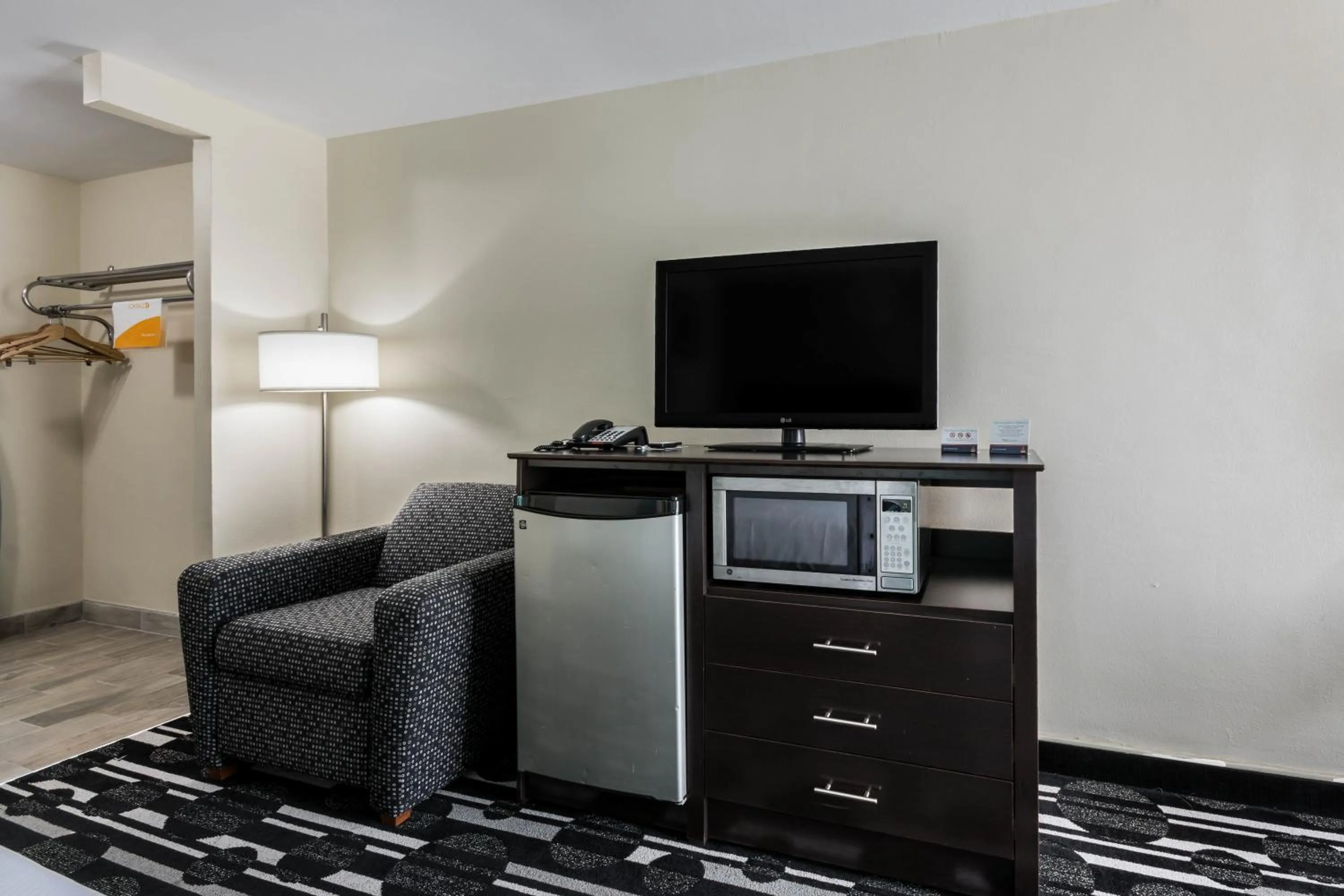 TV and multimedia in Days Inn by Wyndham Oklahoma City Bricktown