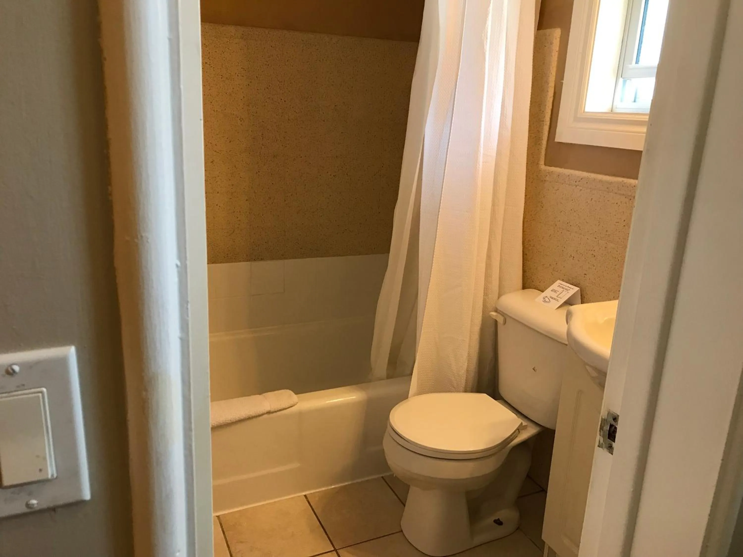 Bathroom in Cardinal Court Motel