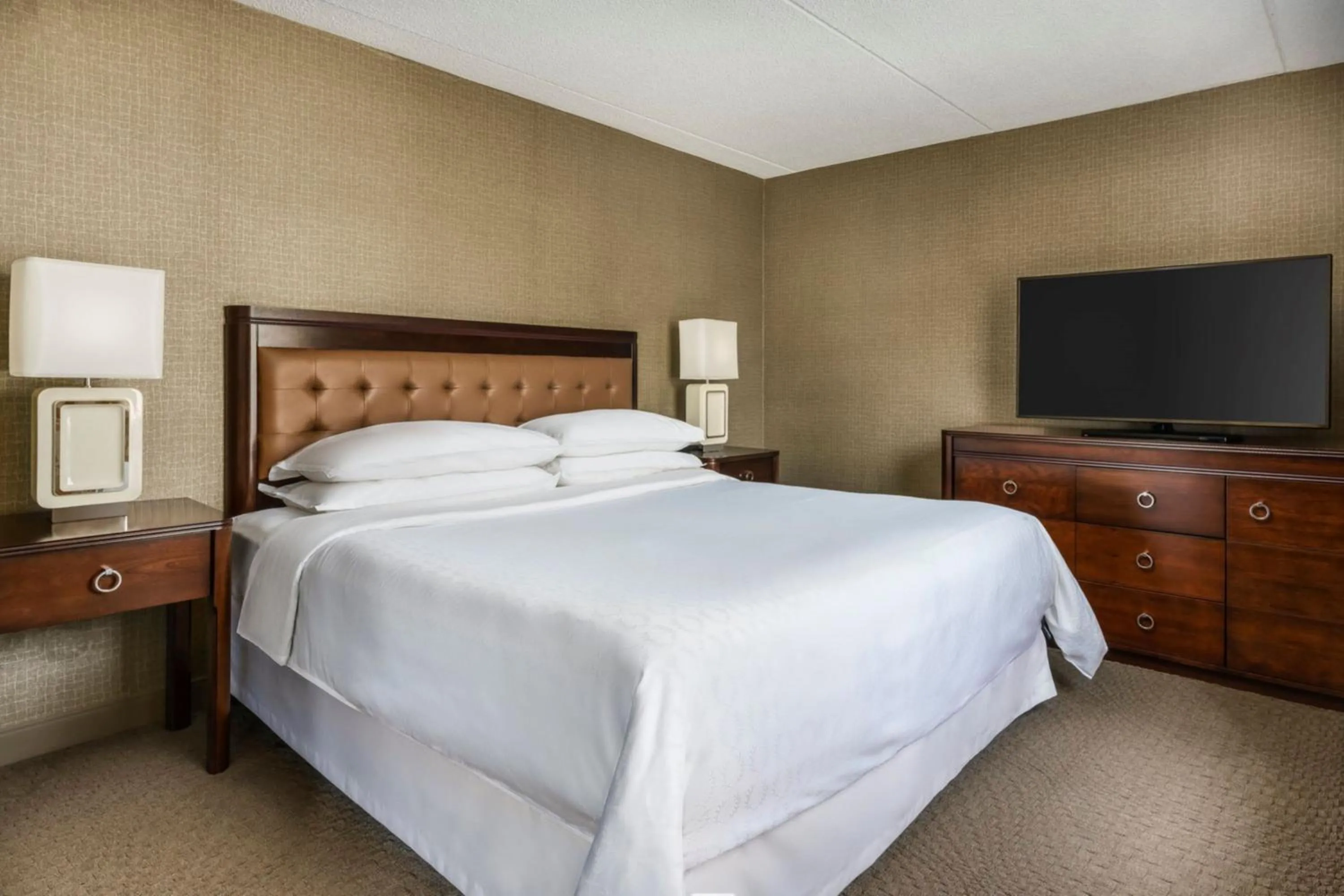 Photo of the whole room, Bed in Sheraton Great Valley Hotel